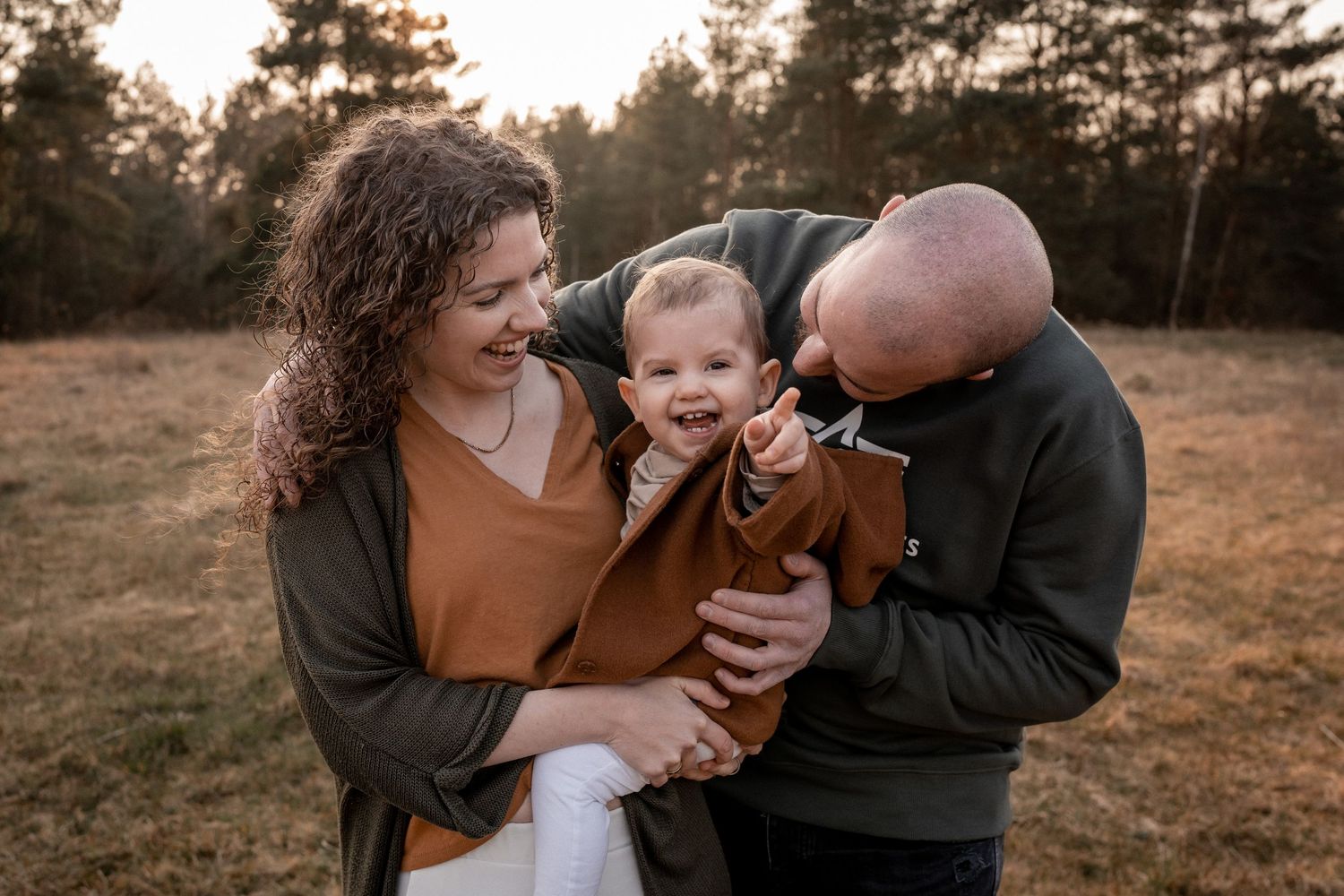 familienshooting outdoorshooting littleone fotografie familienzeit sunsetshooting sonnenuntergang familienfotos babyphotography newborn