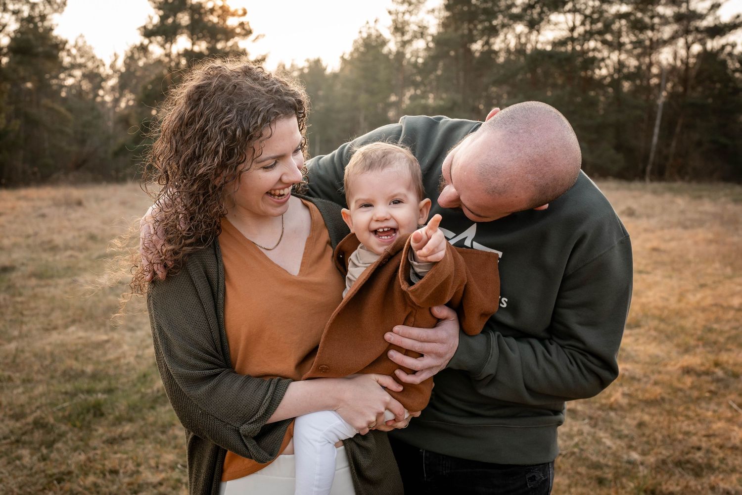 familienshooting outdoorshooting babyshooting fotografie familienzeit sunsetshooting kitzingen familienfotos babybauchshooting