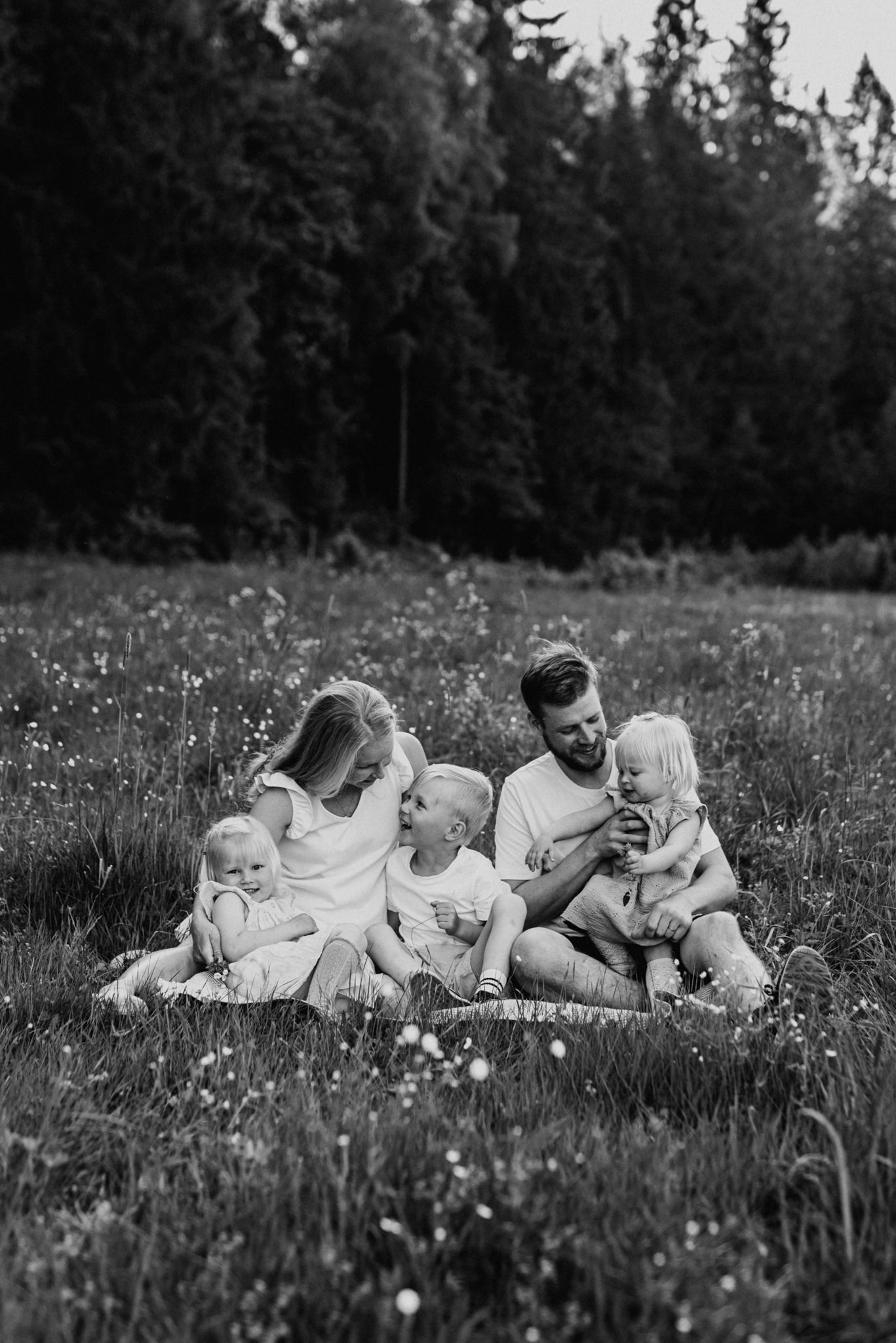 Perhekuvaus miljöössä, lapsikuvaus, perhekuvaaja, Helsinki, Espoo, Vantaa