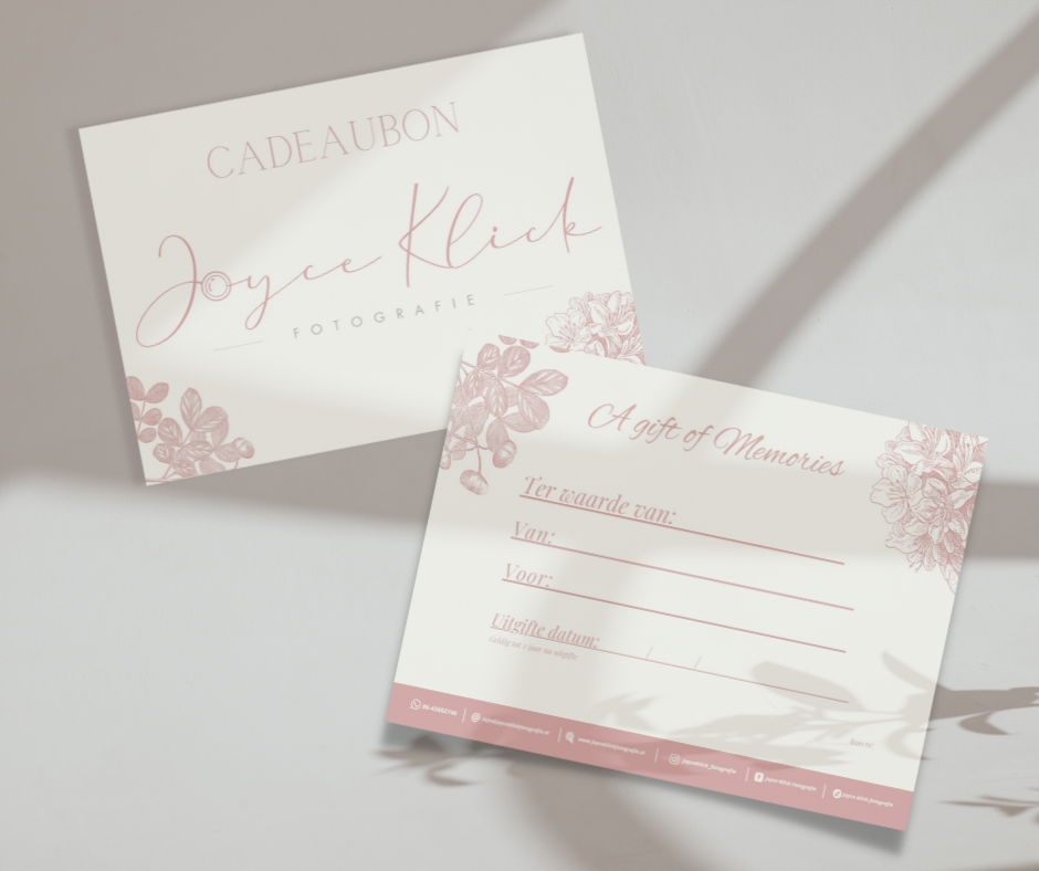 Elegante witte cadeaubonkaart met subtiele blushroze bloemen en sierlijke tekst in zacht licht.
Fotoshoot cadeaubon