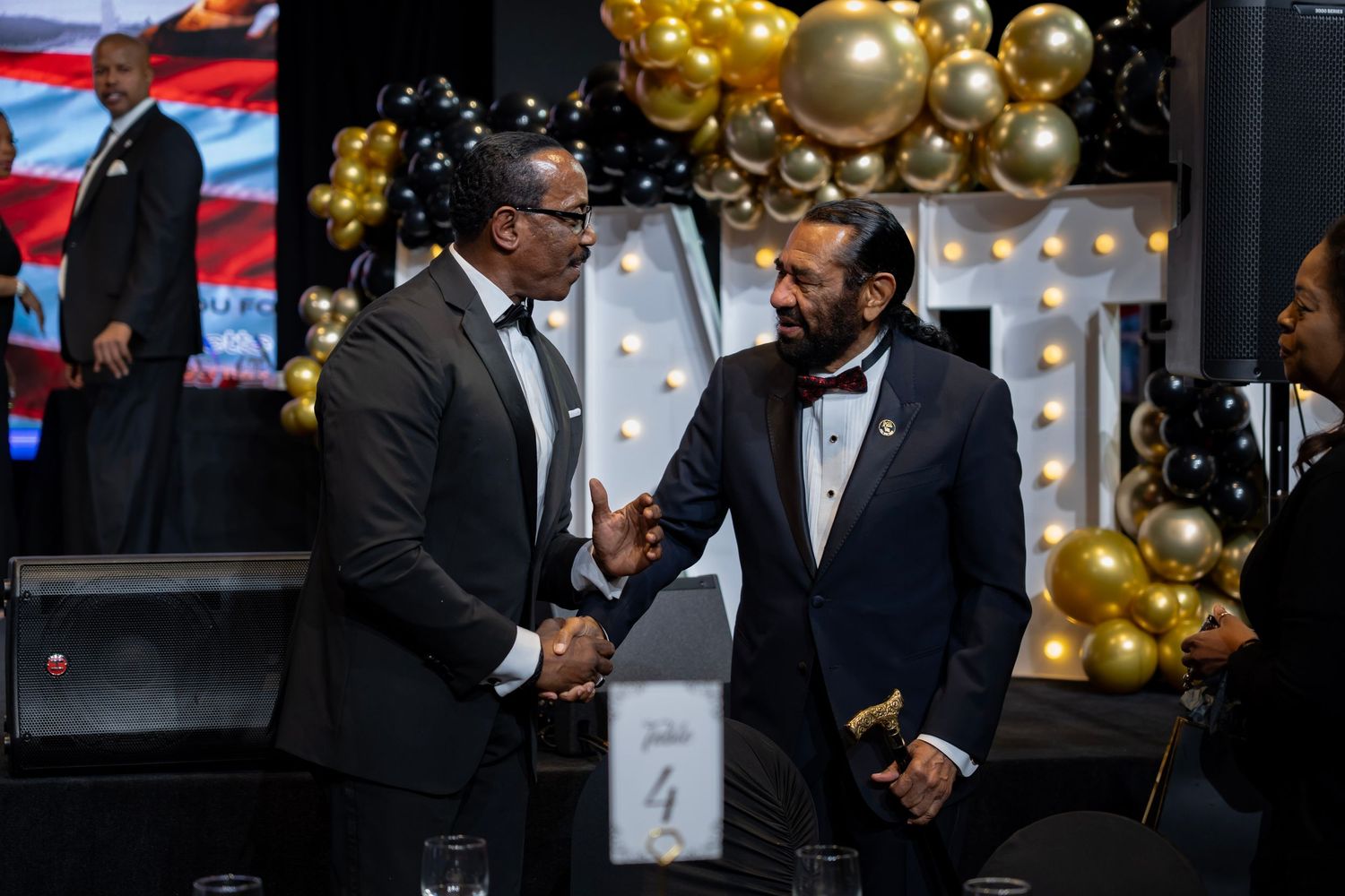 Important figures shaking hands at Houston MLK gala event — KN KROMATIC Photography Houston event photographer