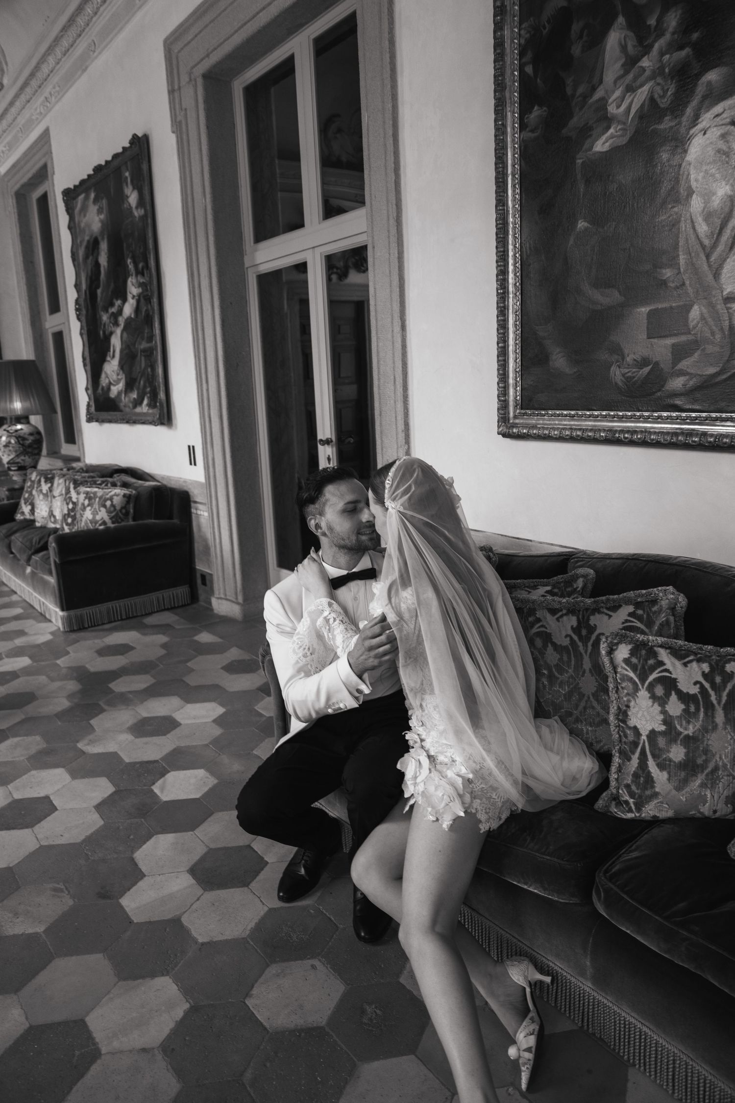 Romantic editorial portrait of the newlyweds at Villa Balbiano
