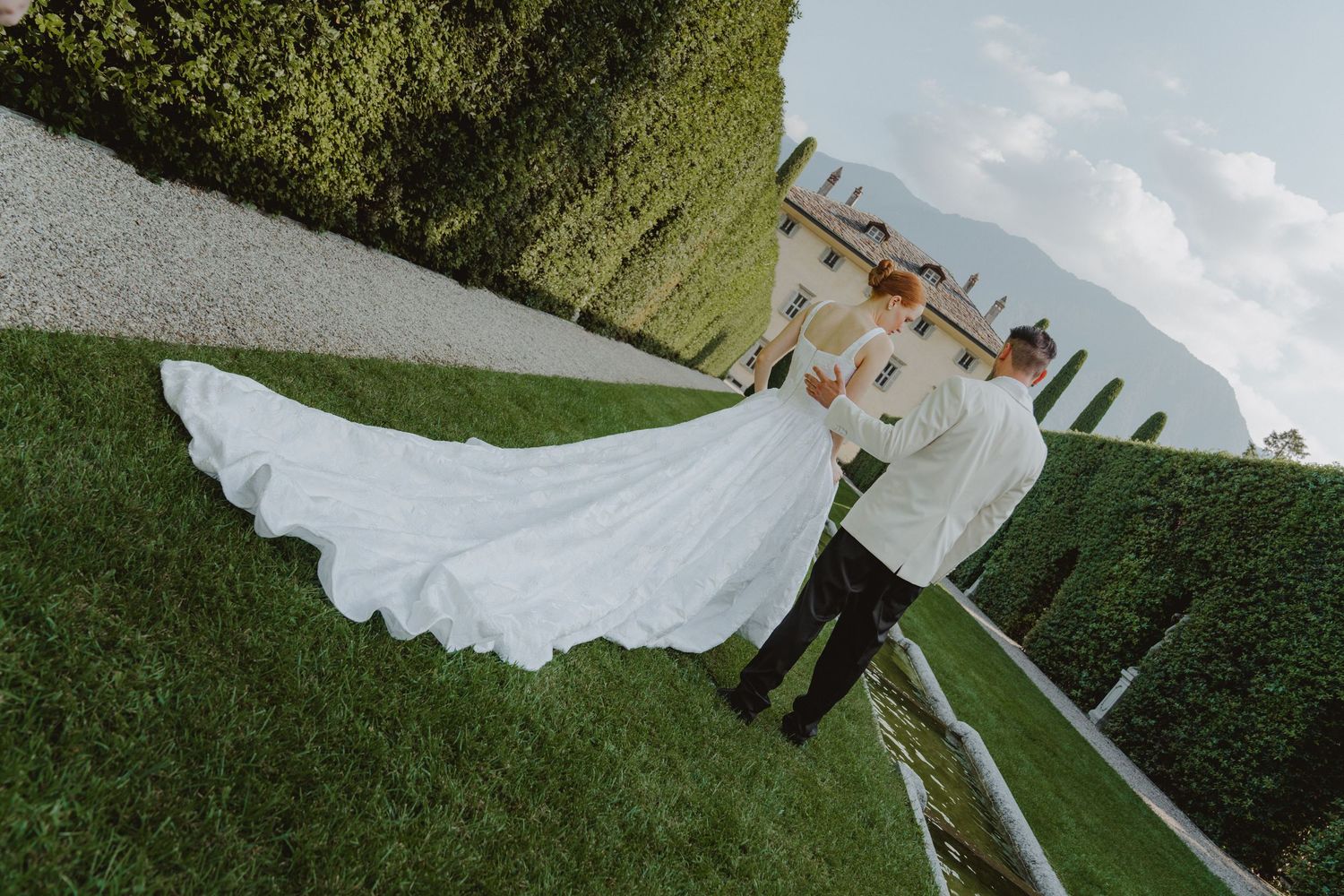 Newlywed couple walking through the gardens of Villa Balbiano