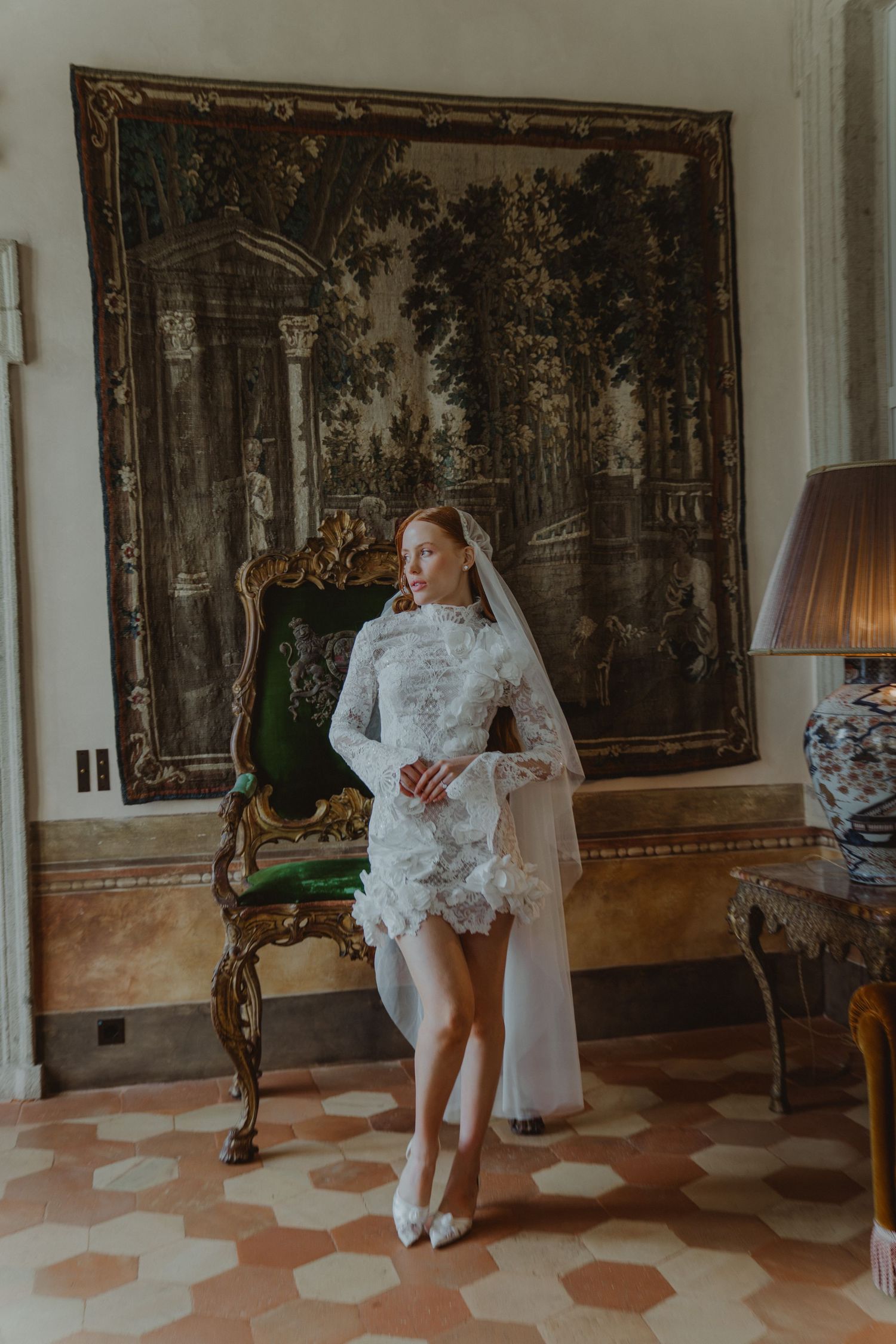 Ritratto romantico degli sposi nelle stanze storiche di Villa Balbiano