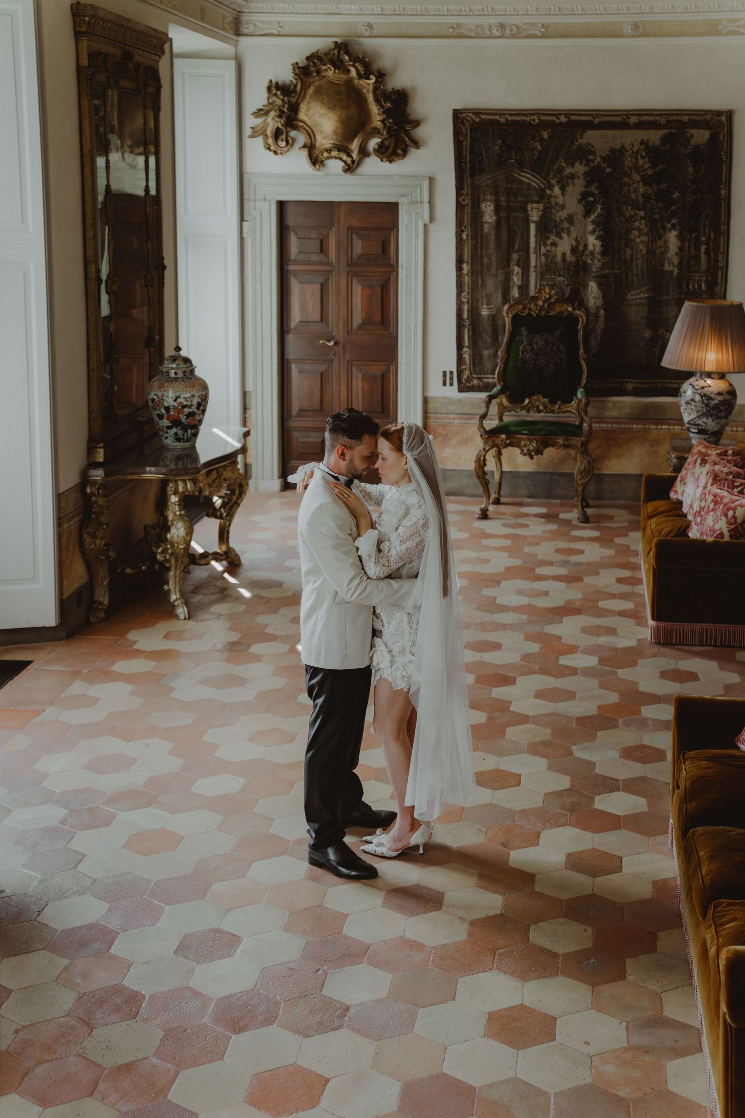 Intimate moment between the newlyweds at Villa Balbiano