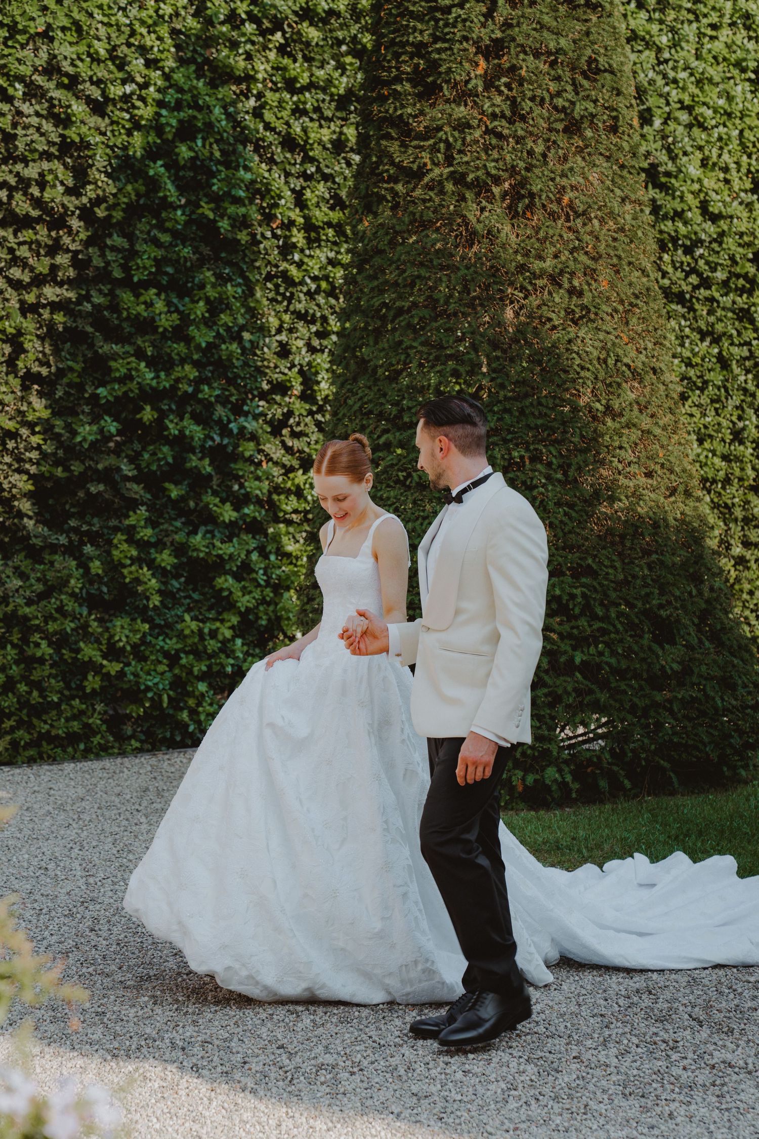 Newlywed couple walking through the gardens of Villa Balbiano