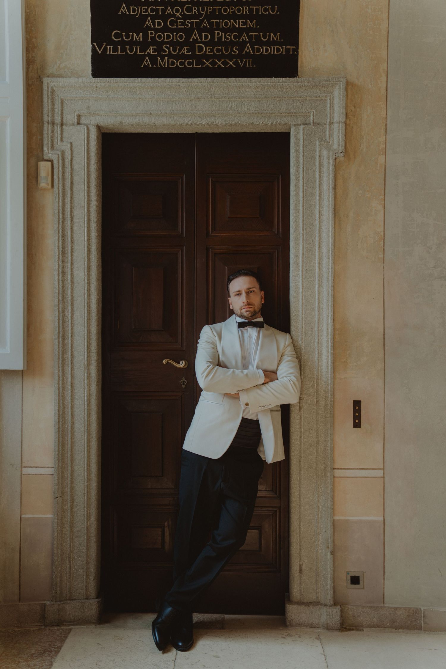 ritratto dello sposo nelle sale eleganti della villa balbiano sul lago di como