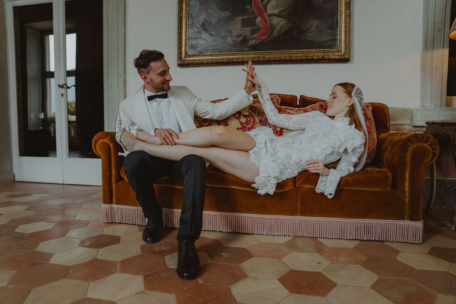 Coppia di sposi elegante e raffinata sul Lago di Como