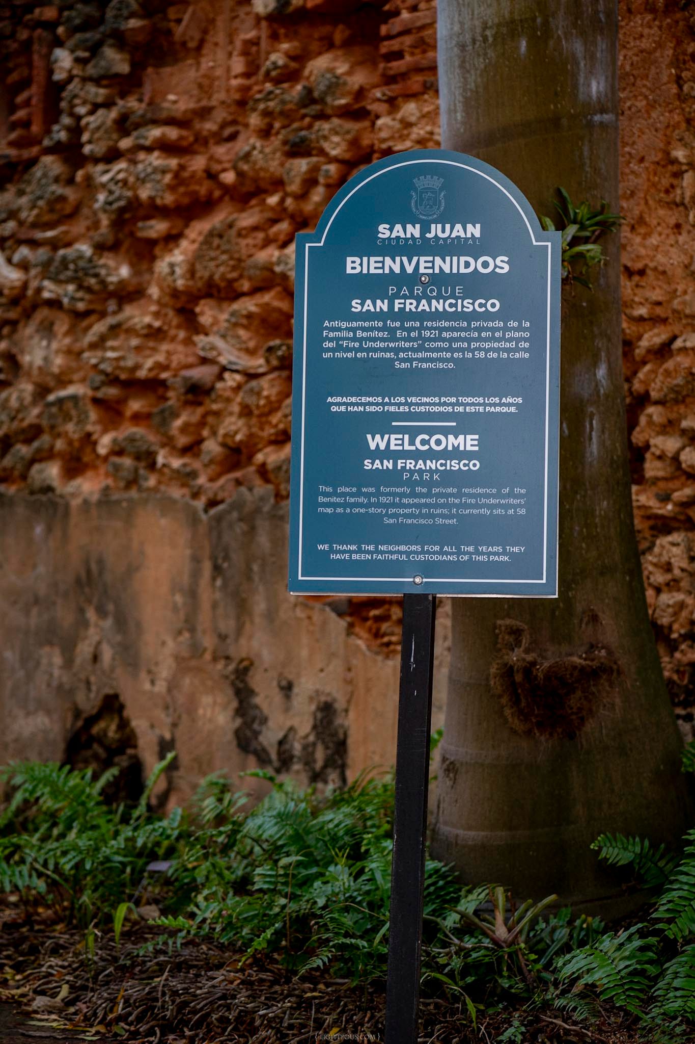 Welcome sign for San Francisco Park in San Juan, Puerto Rico, displayed in English and Spanish.