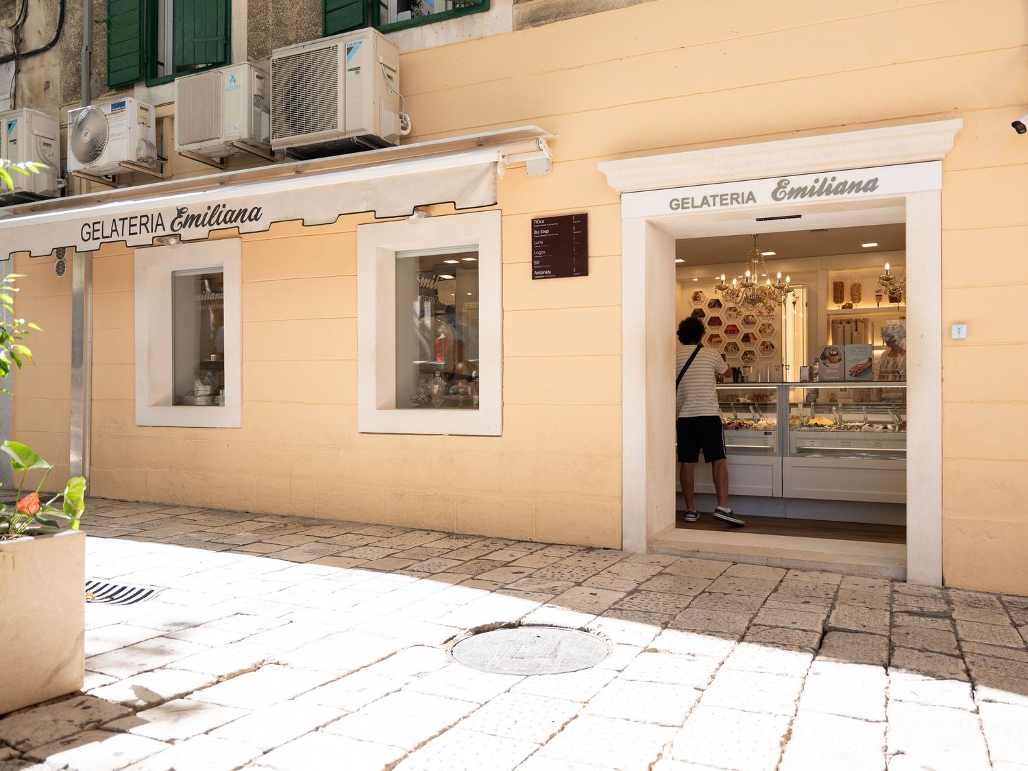 Gelateria Emiliana Pistura 1, only 1 entrance. How to find us! Check our photos:)