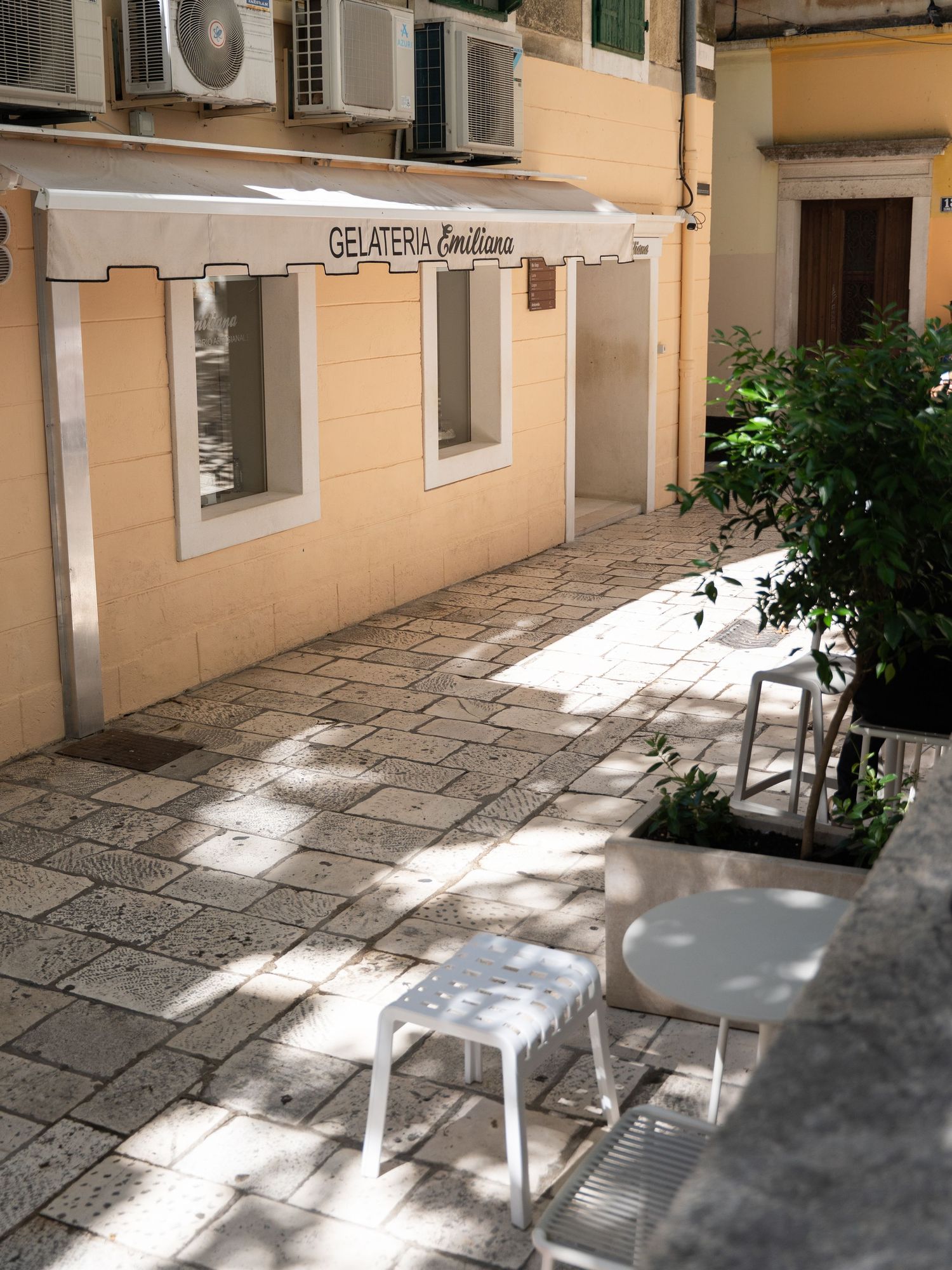 Gelateria Emiliana Pistura 1, only 1 entrance. How to find us! Check our photos:)