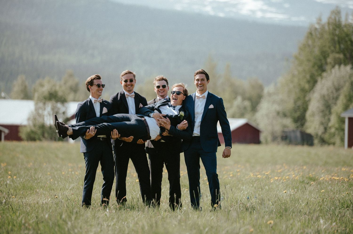 Gruppbild på brudgum och marskalker i Västerbottens fjäll.