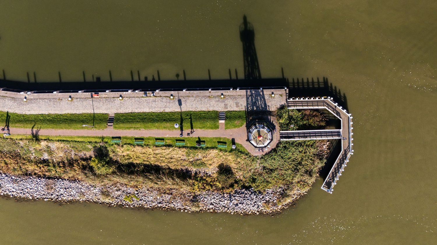 Dronefotografie, de vuurtoren in de haven van ,
Enkhuizen recht van boven door Studio Merike