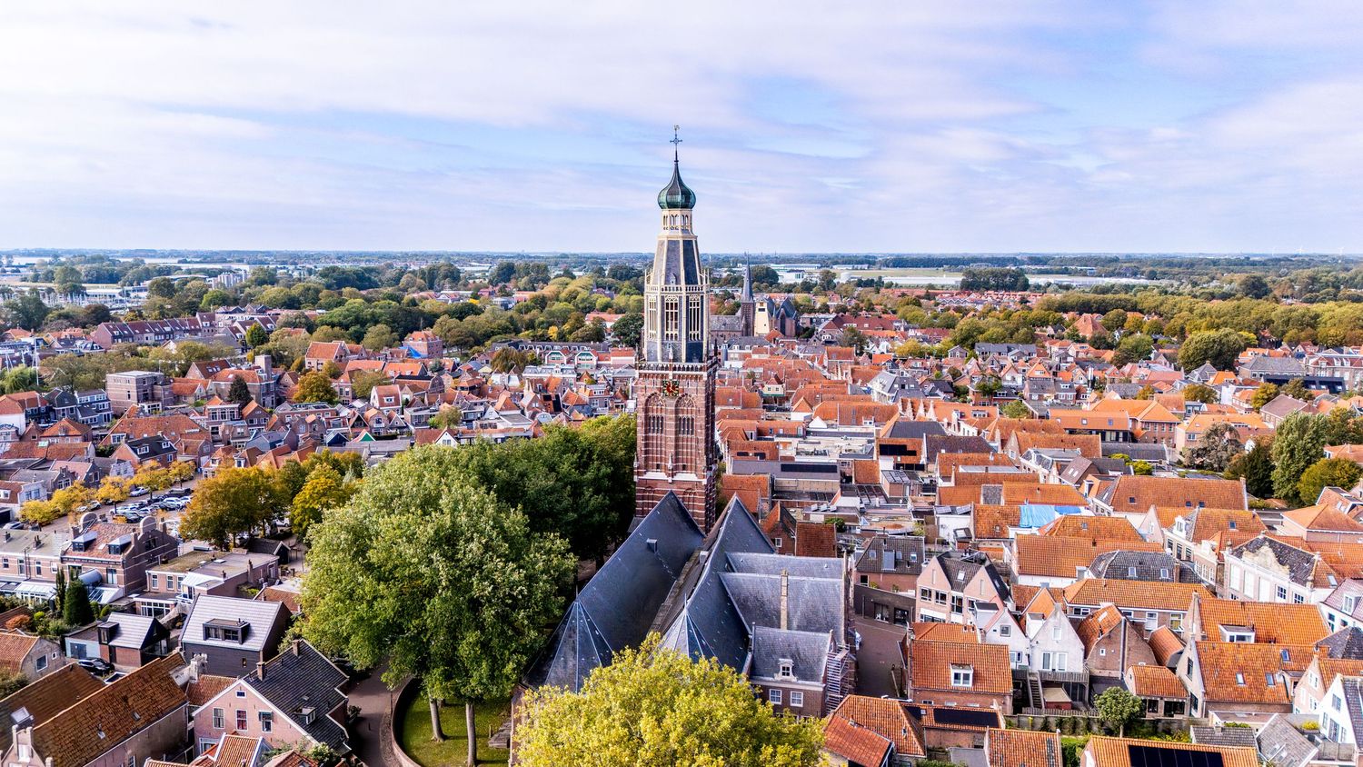Dronefotografie van de Zuiderkerktoren in 
Enkhuizen door Studio Merike