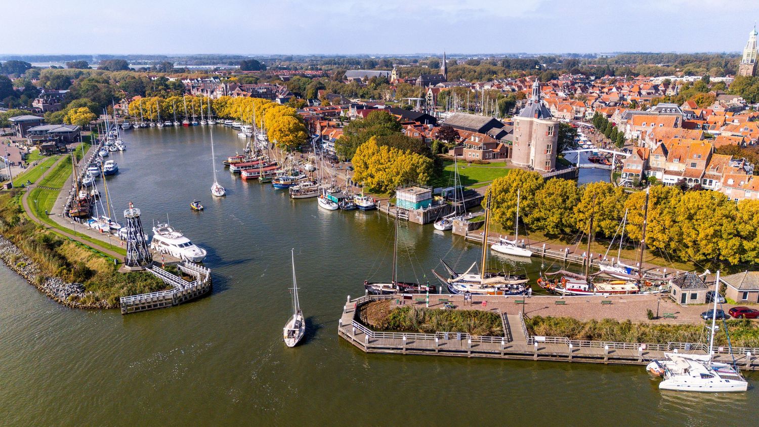 Dronefotografie van de haven in ,
Enkhuizen door Studio Merike