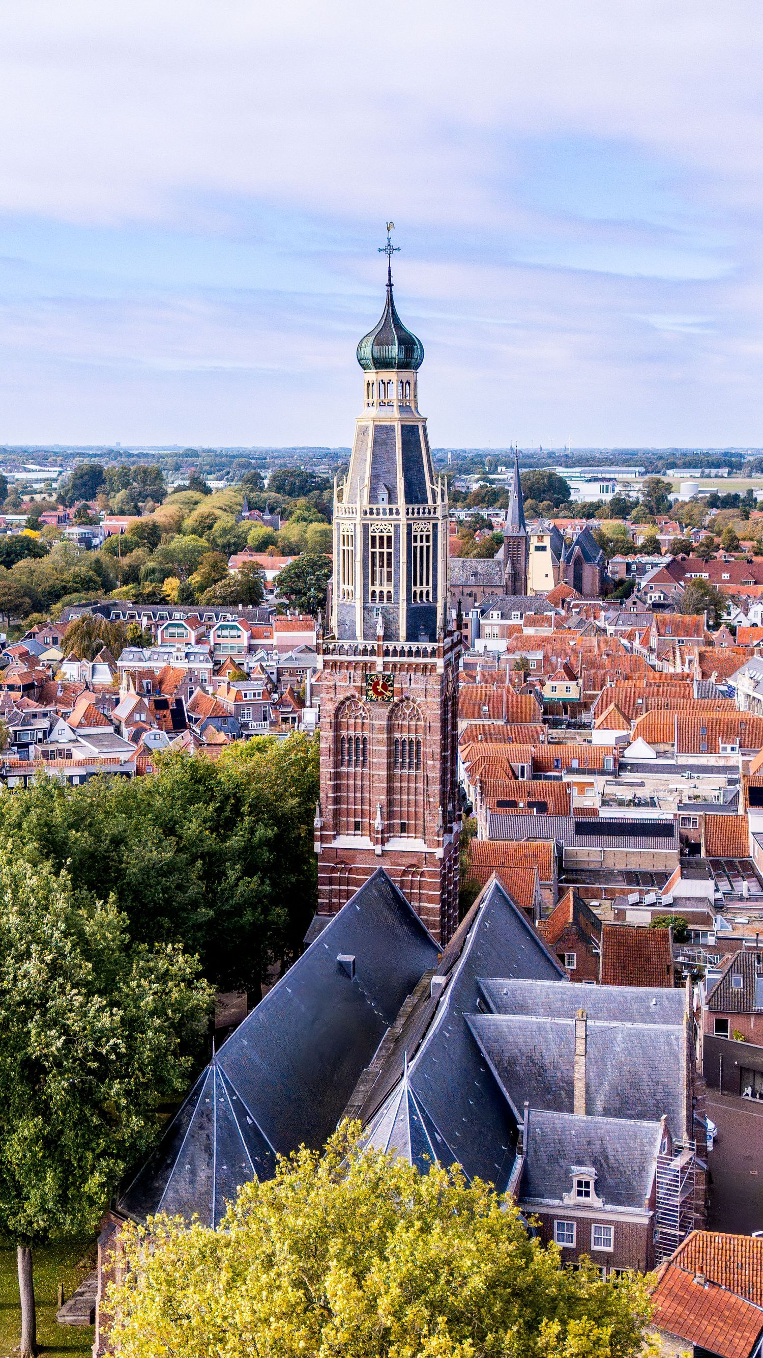 Dronefotografie van de Zuiderkerktoren in 
Enkhuizen door Studio Merike