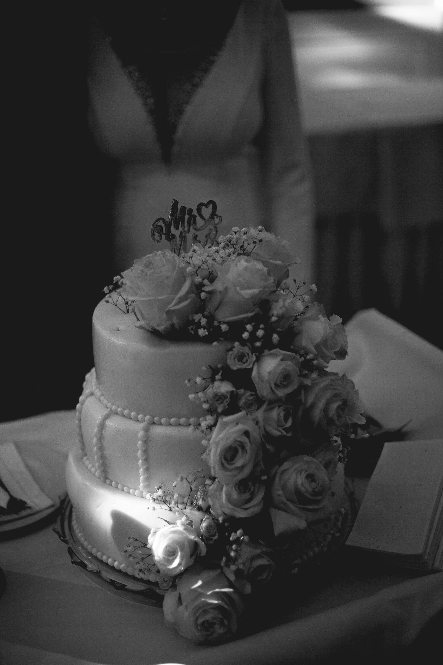 Hochzeitsfotografie. Hochzeitstorte bei Feierlichkeit. Hochzeitsreportage.