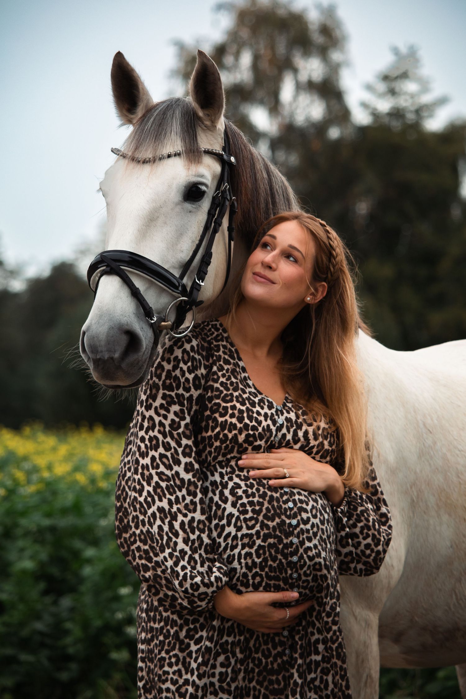 Bild von Frau und Babybauch mit Pferd.