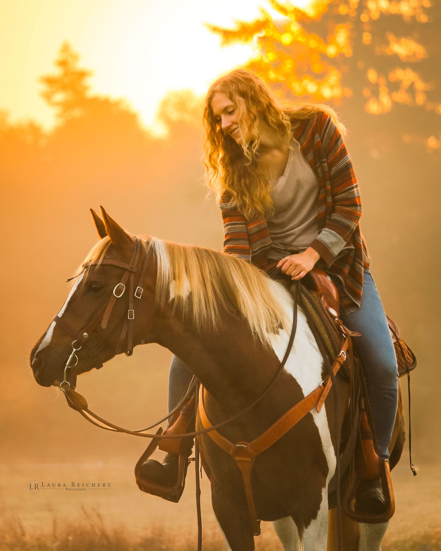 Sonnenaufgang - Fotoshooting mit Pferd. Westernreiten.