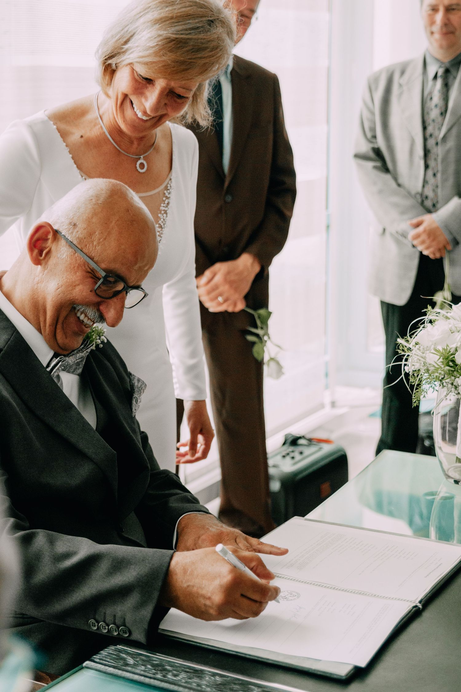 Hochzeitsfotografie. Brautpaar / Hochzeitspaar im Standesamt. Standesamtliche Trauung.