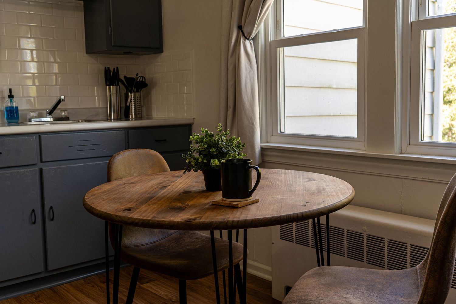 Contemporary kitchen in a Chicago short-term rental