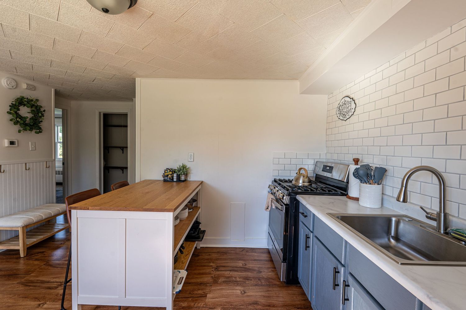 Fully equipped kitchen in a Chicago Airbnb