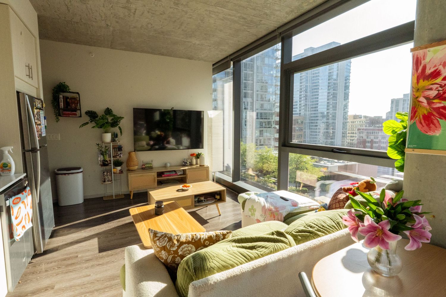 Modern living room with city views in a Chicago high-rise Airbnb