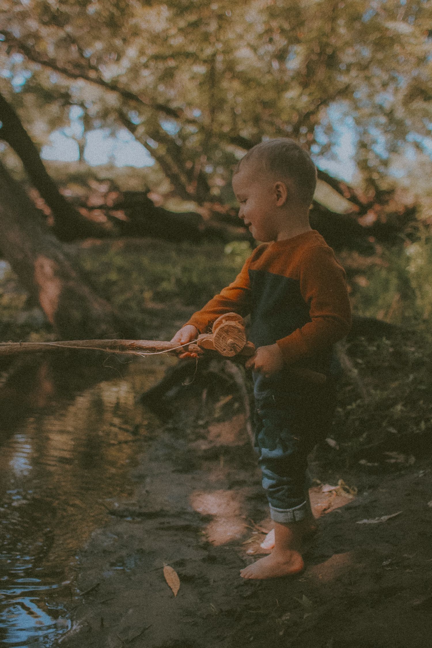 A young boy fishing, warm outdoor session in Elk RIver, MN Photographer Photography Familie Children  Engagement Session Family Unique