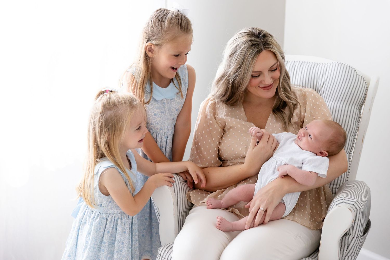Dallas Junkin Photography. Tuscaloosa lifestyle newborn portraits.
