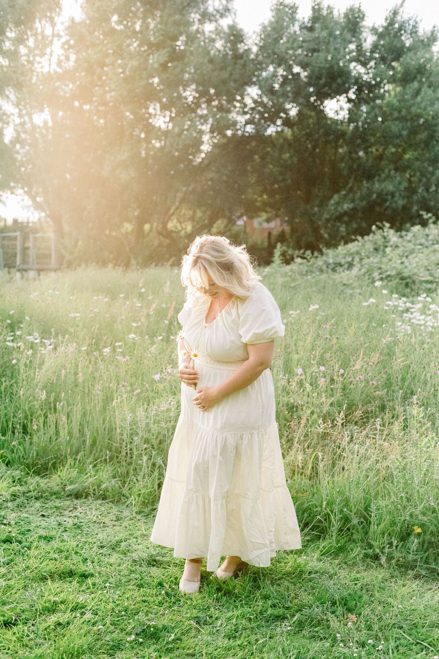 a golden hour pregnancy announcement shoot in east yorkshire
