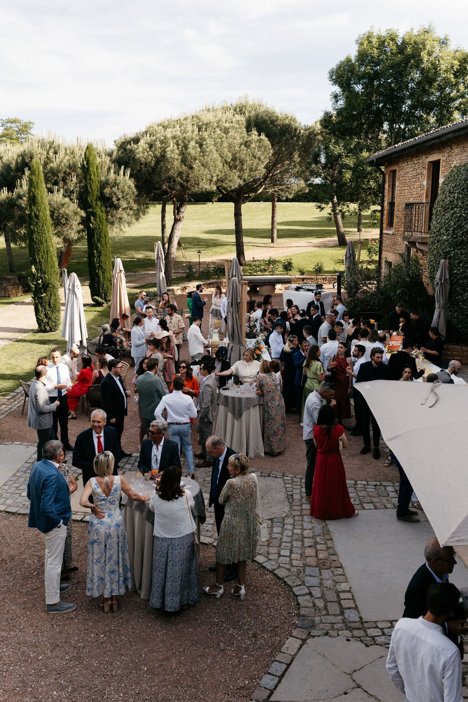 Mariage élégant beaujolais 
Elaine Noailles, photographe éditoriale Annecy Oyonnax Genève Lyon