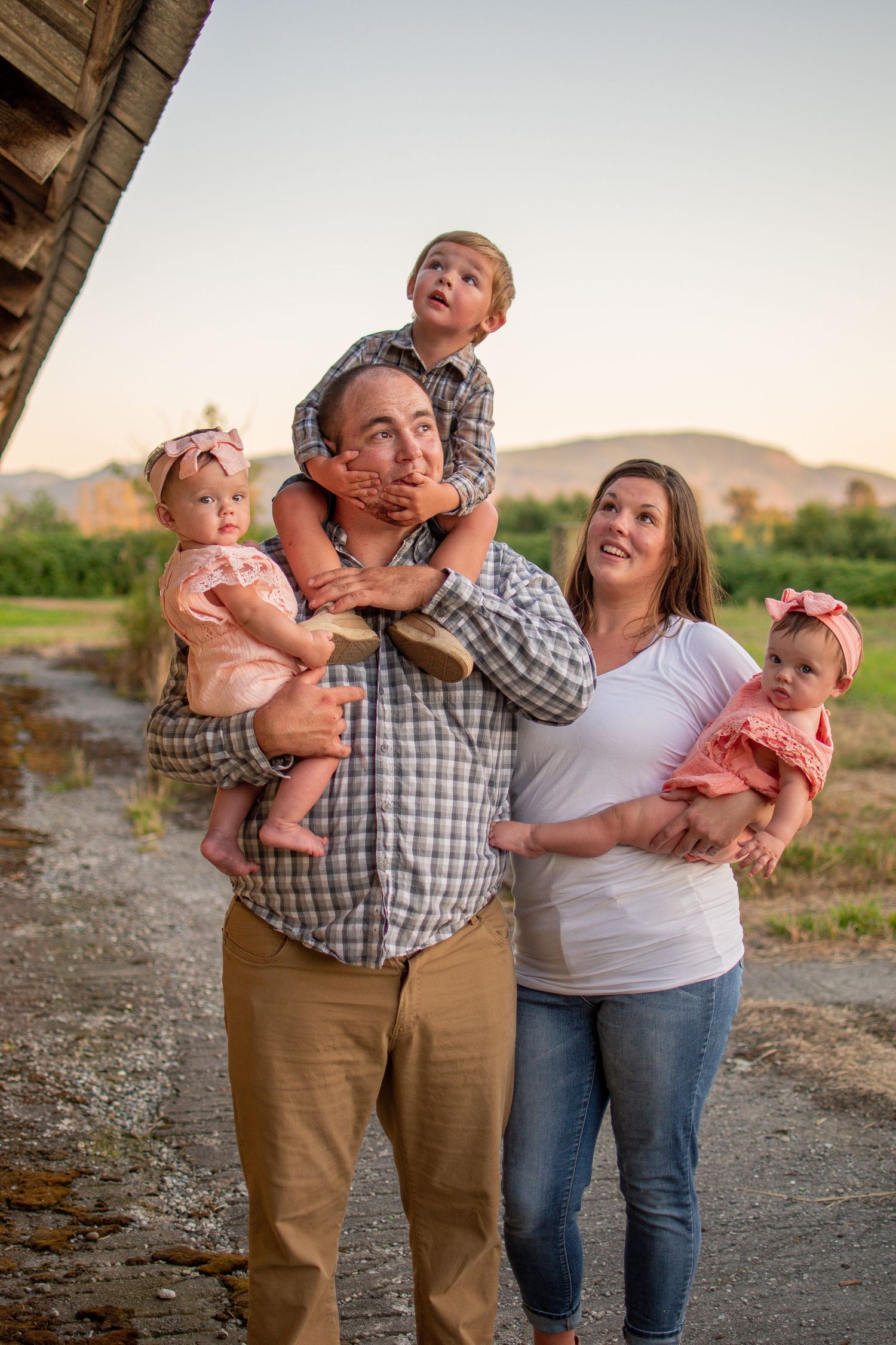 Fall family photos in golden light,  family photographer capturing natural smiles