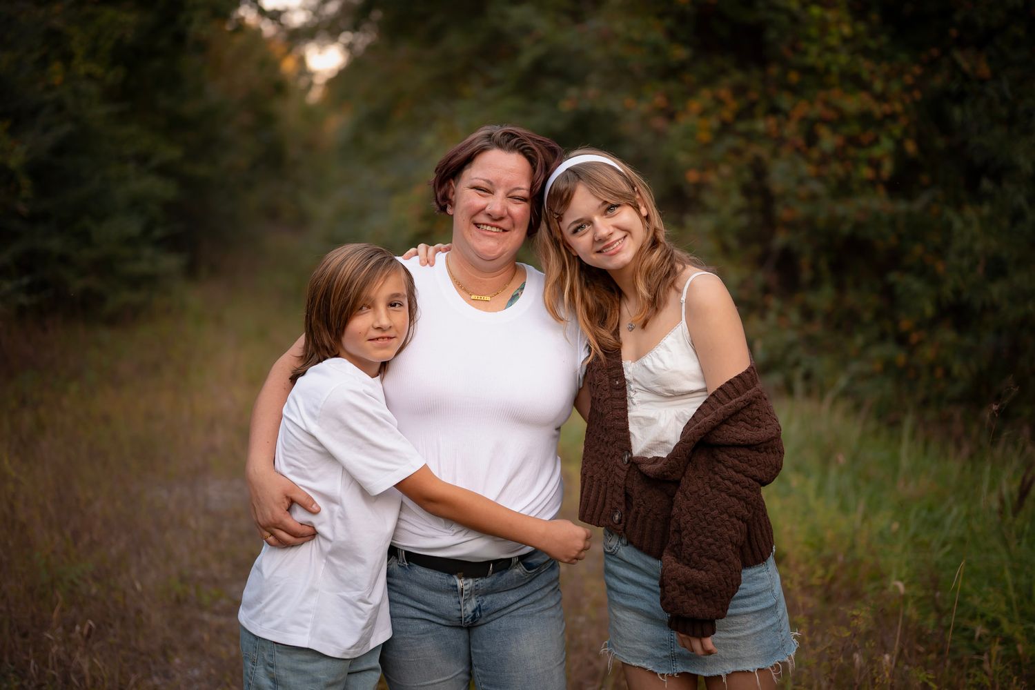 Mother and two children hugging outdoors, Chesapeake VA family photographer | Photography by Kylee Mason.