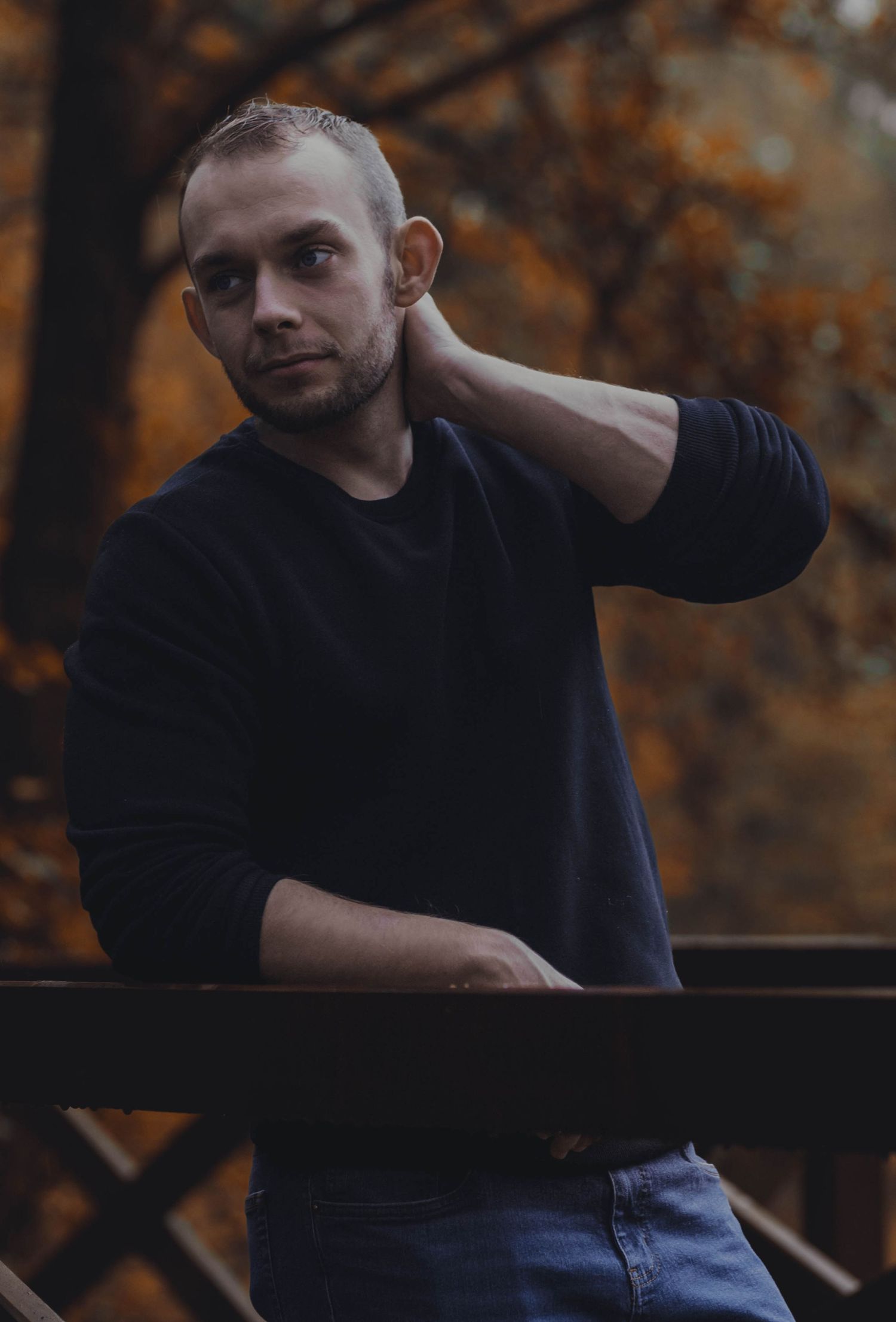 prirodzený mužský portrét v lese