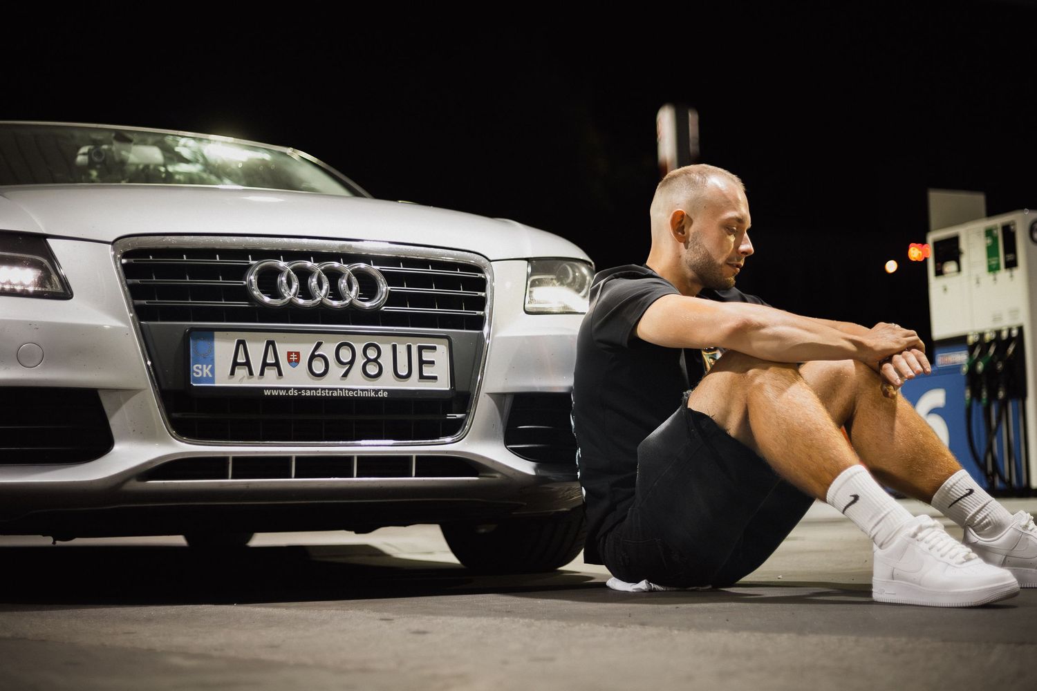 model sediaci pri športovom aute