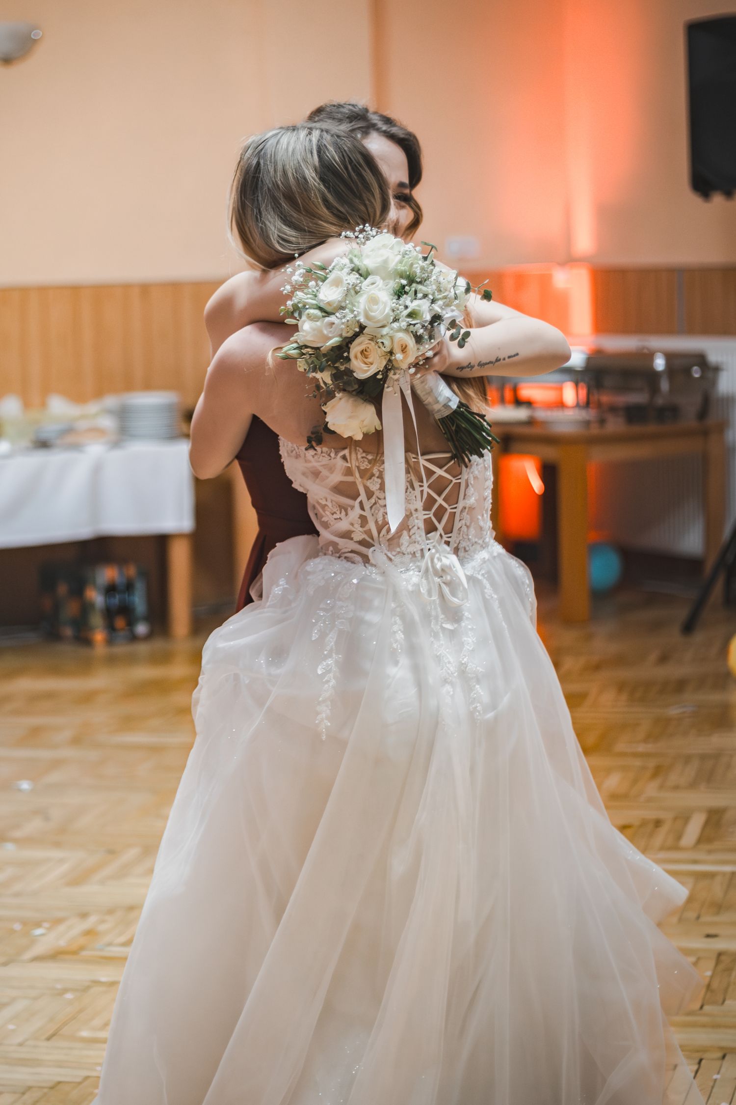 nevesta so svadobnou kyticou