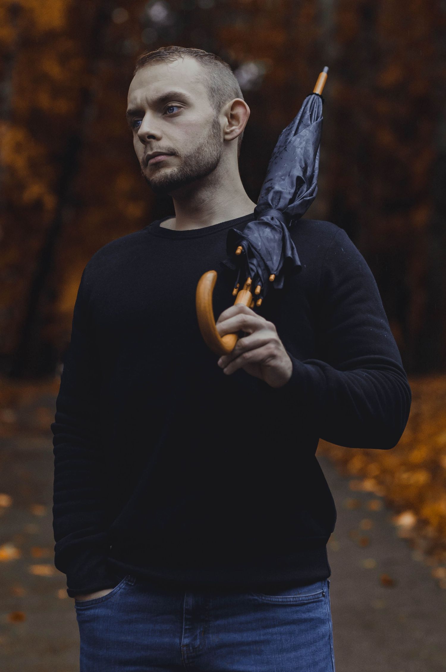 mužský portrét s dáždnikom v prírode