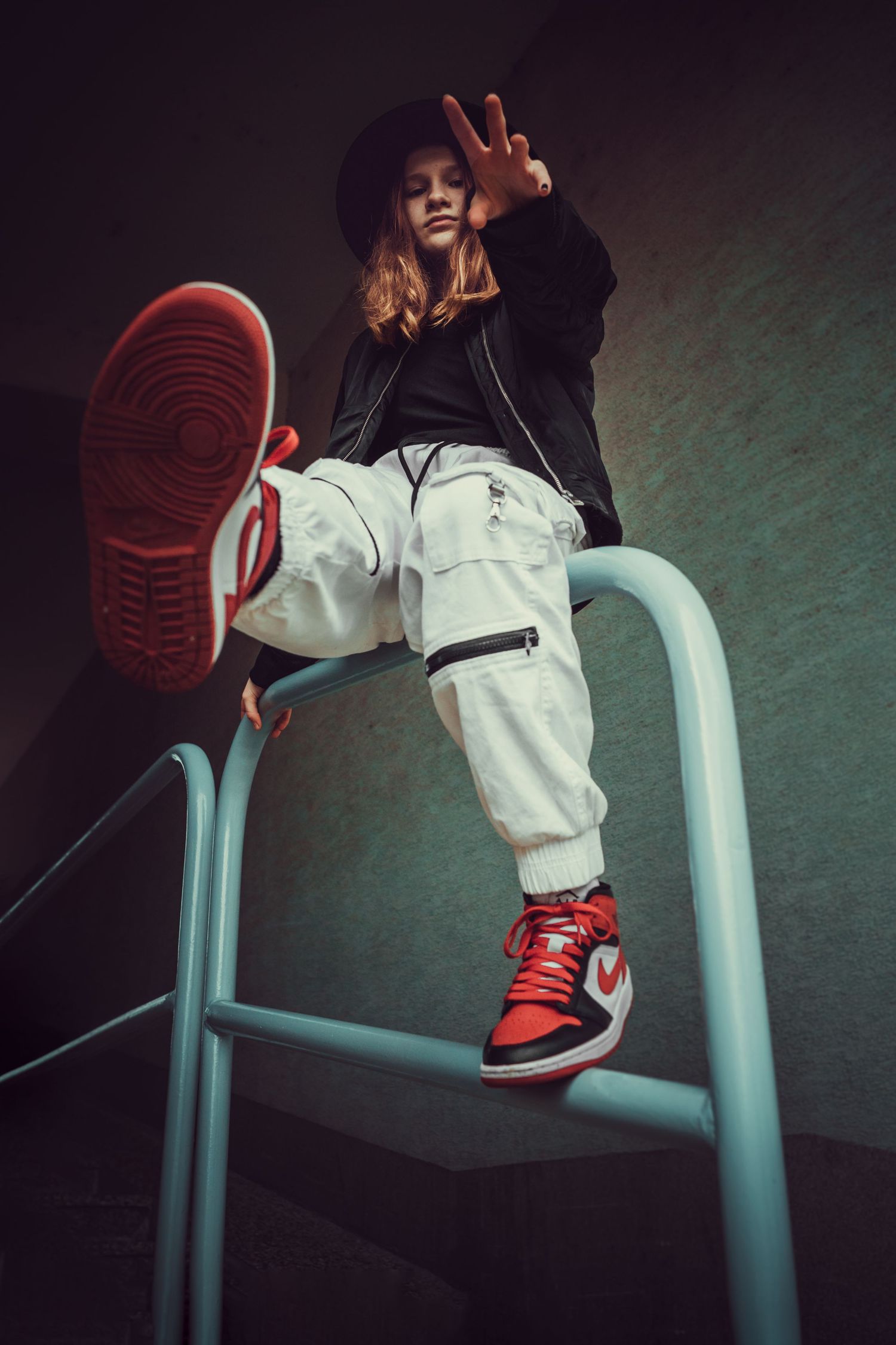 streetwear fotografia pri zábradlí