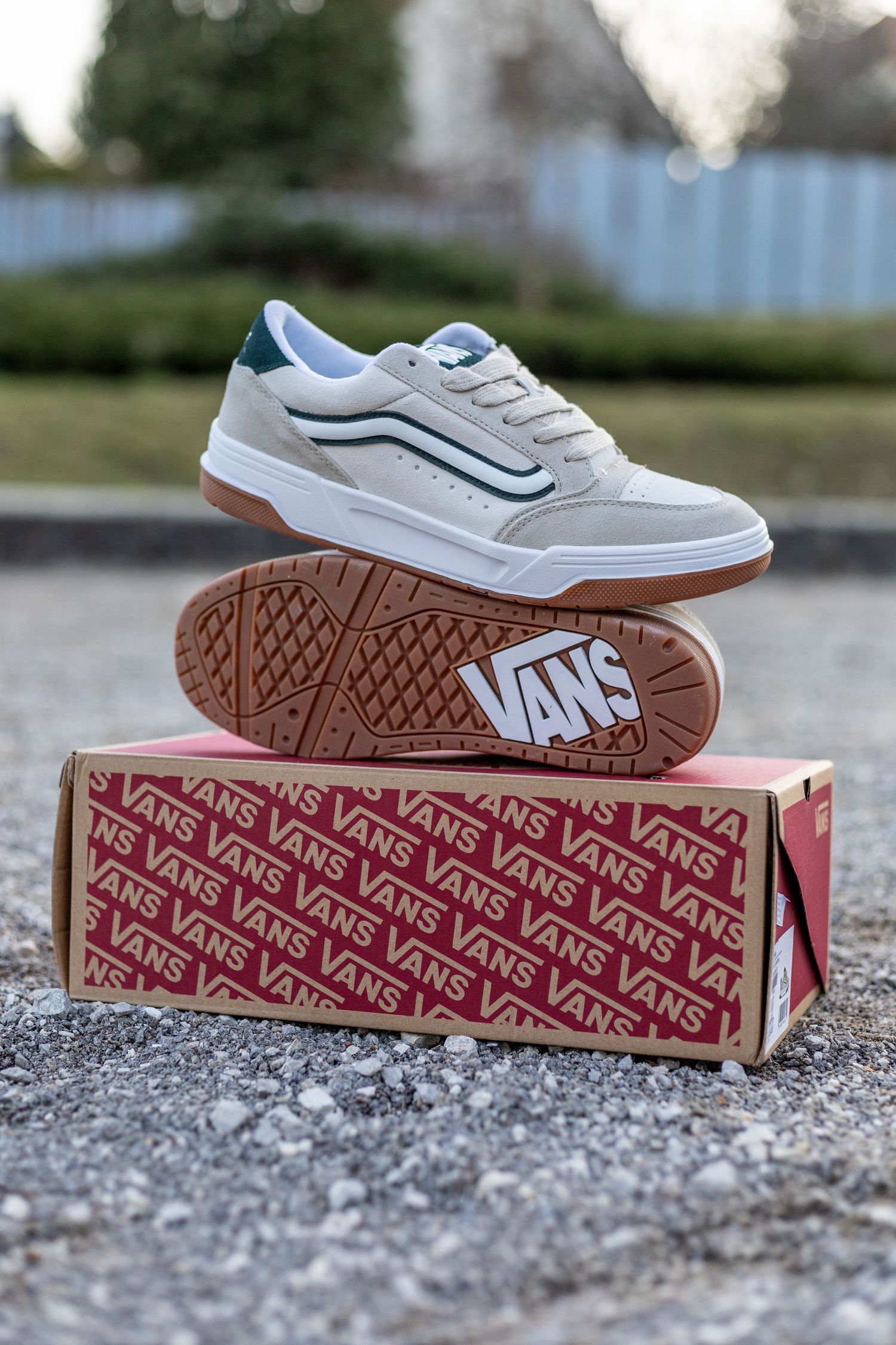 biela Vans teniska na krabici