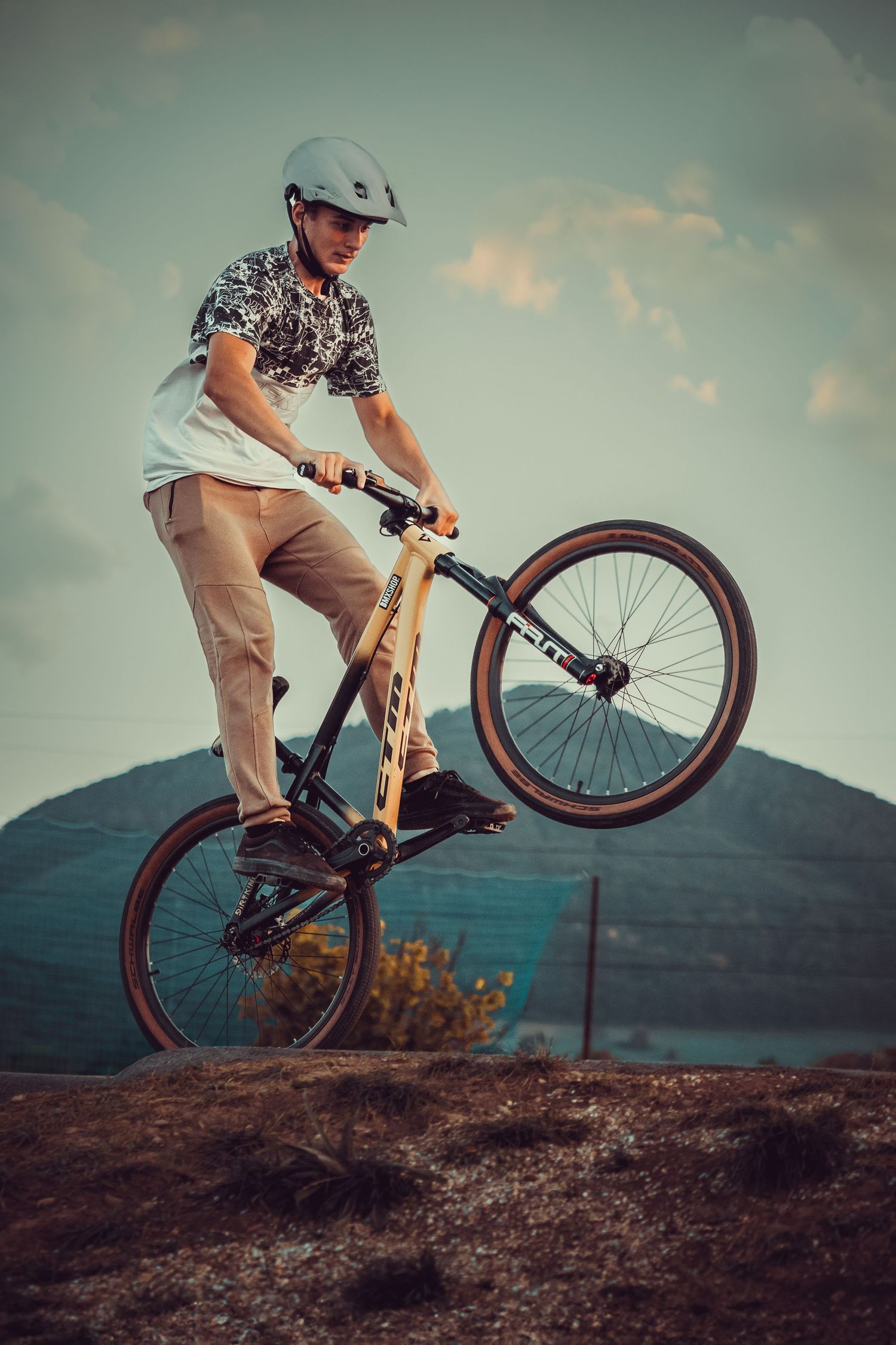 cyklista počas triku na kopci