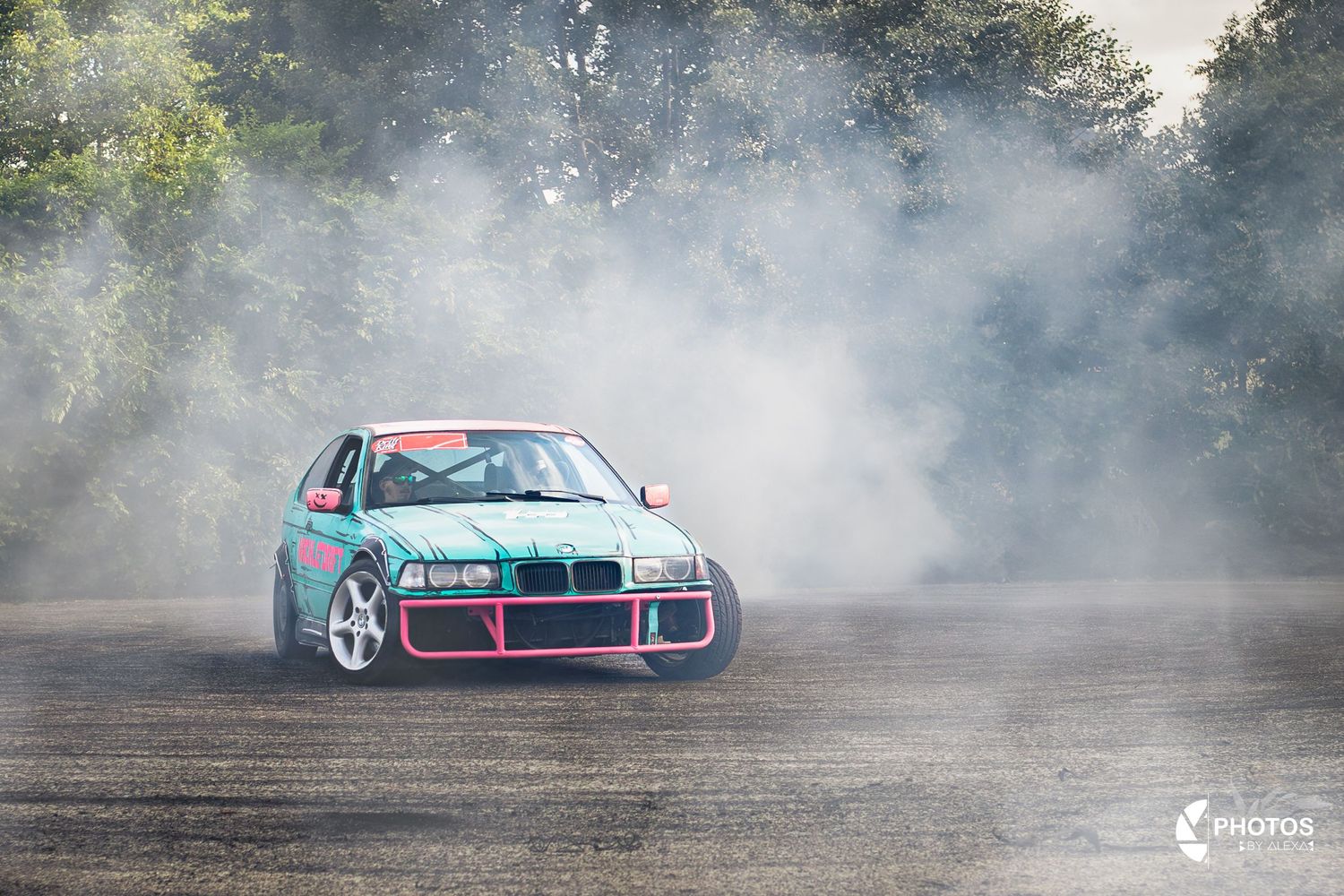 driftujúce auto v prašnej atmosfére