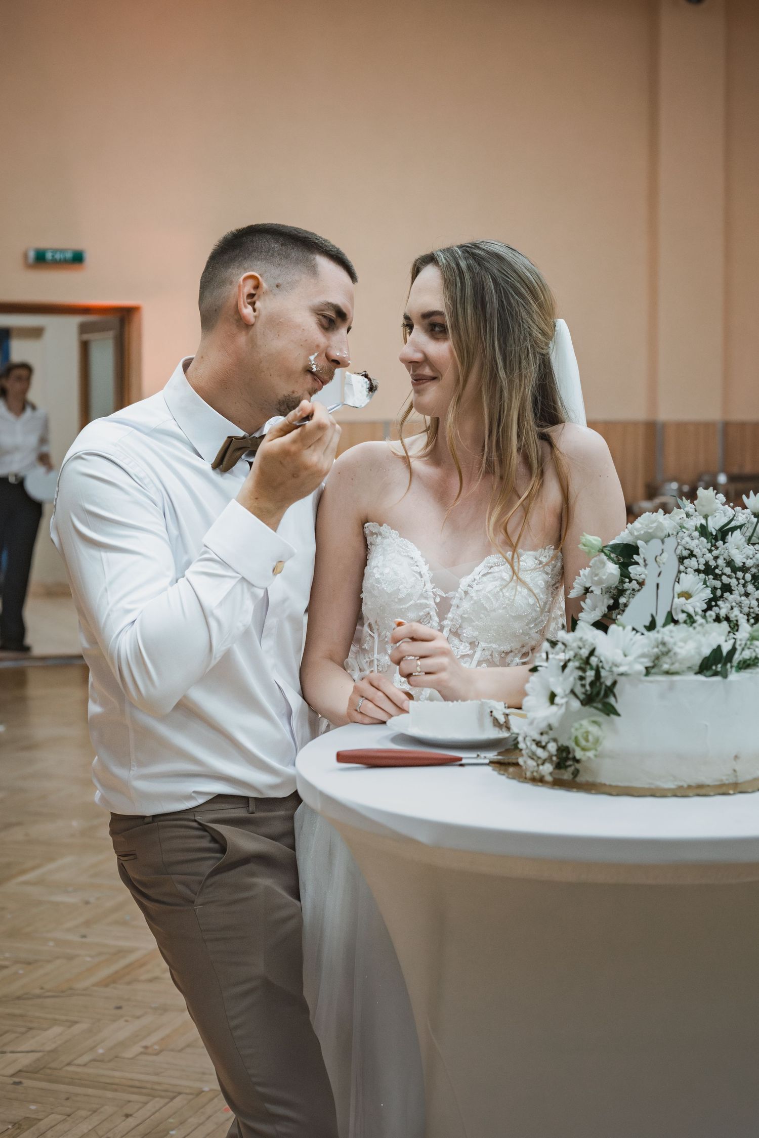 svadobný pár pri krájaní torty