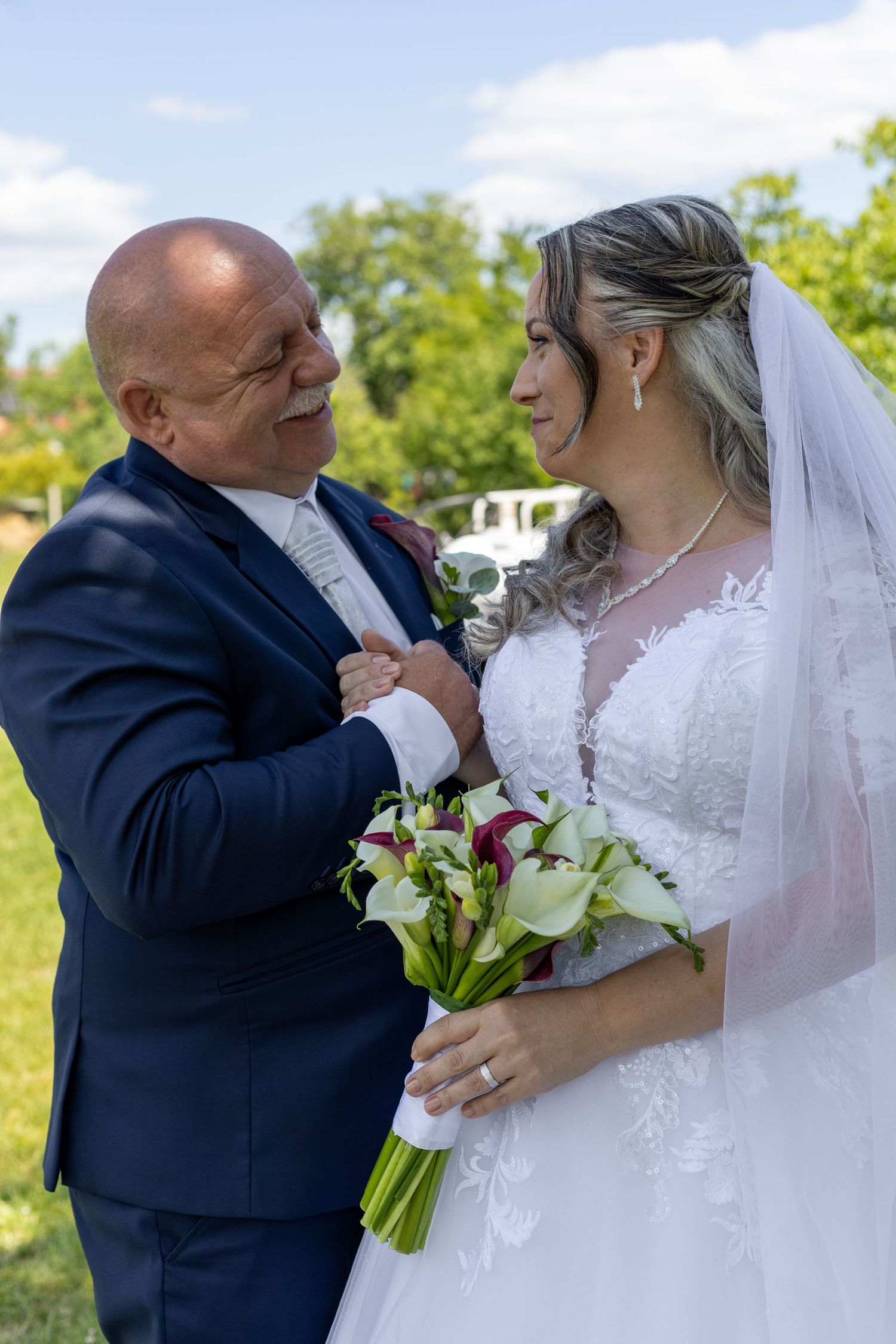 svadobný pár počas nežný svadobný portrét v exteriéri