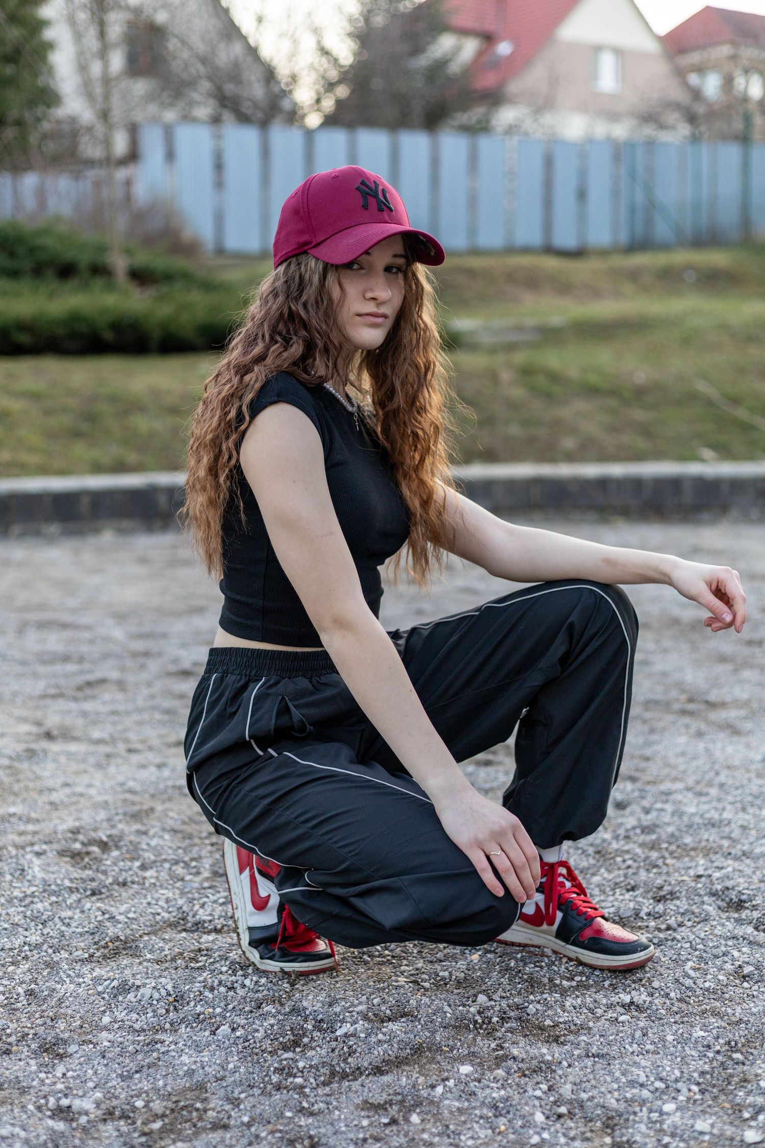 streetwear portrét v exteriéri