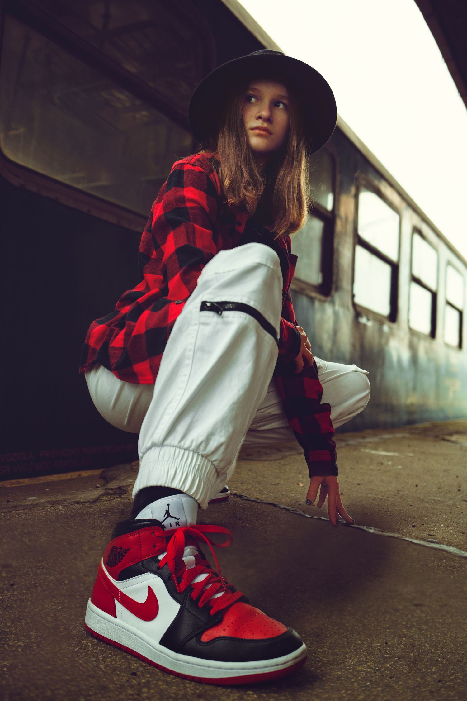 modelka v streetwear outfite