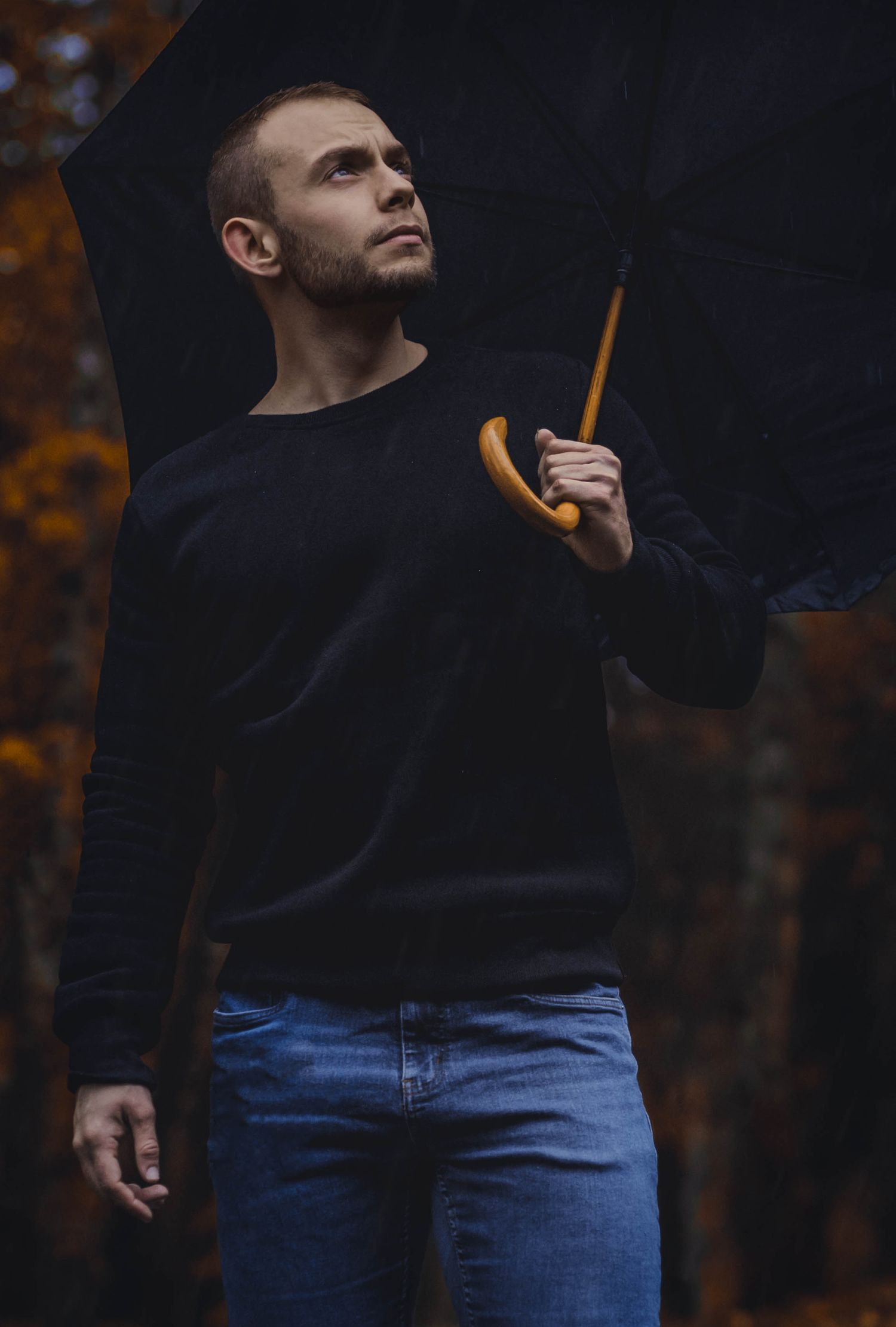 mužský portrét s dáždnikom v prírode
