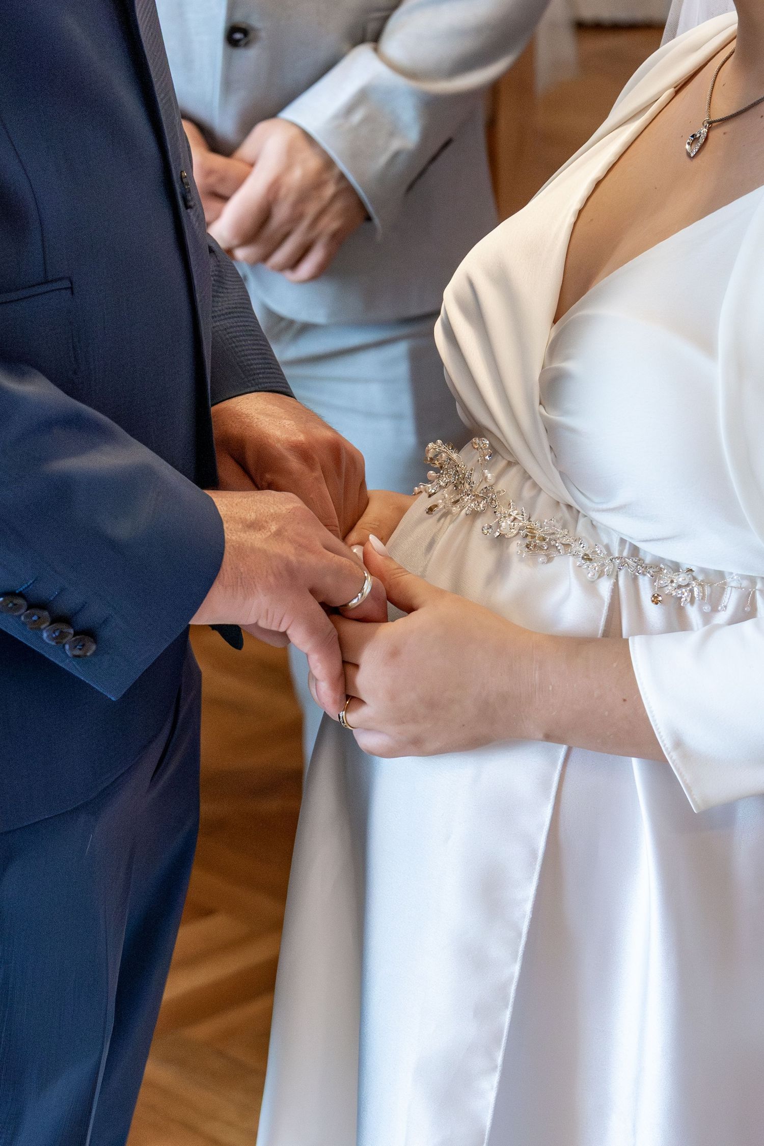 detail rúk počas svadobného obradu