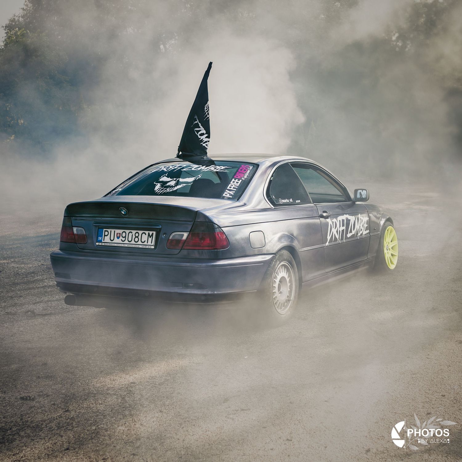 driftujúce auto v dymovej atmosfére
