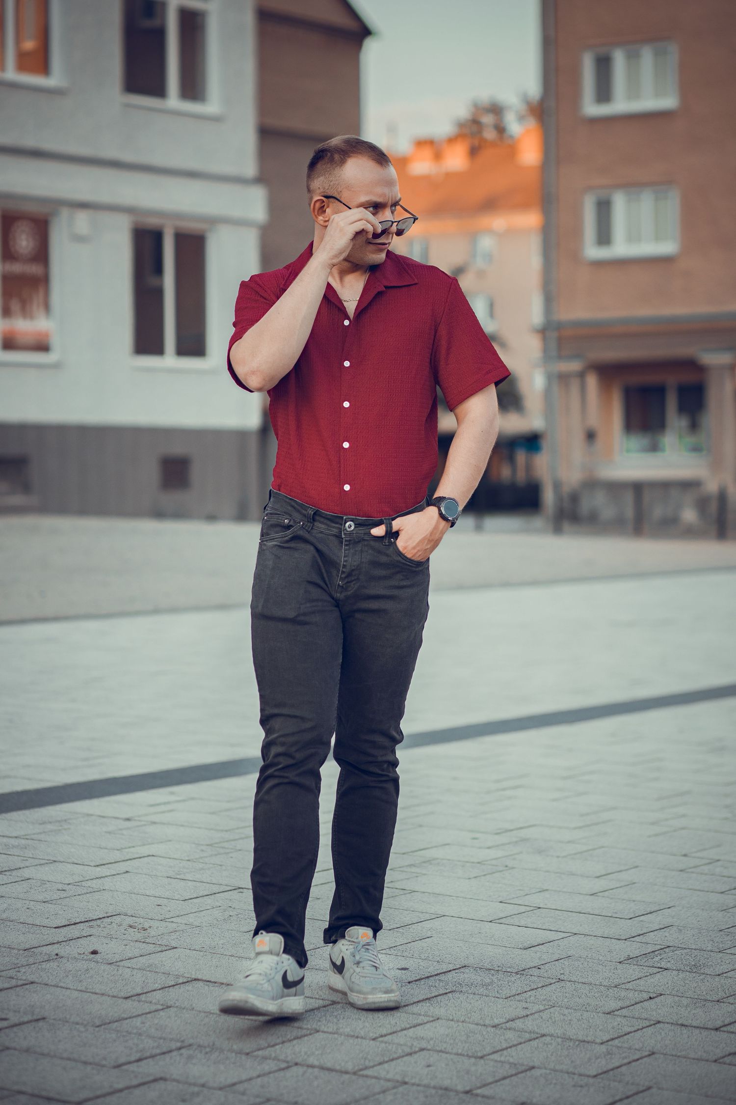 mužský portrét v mestskom prostredí