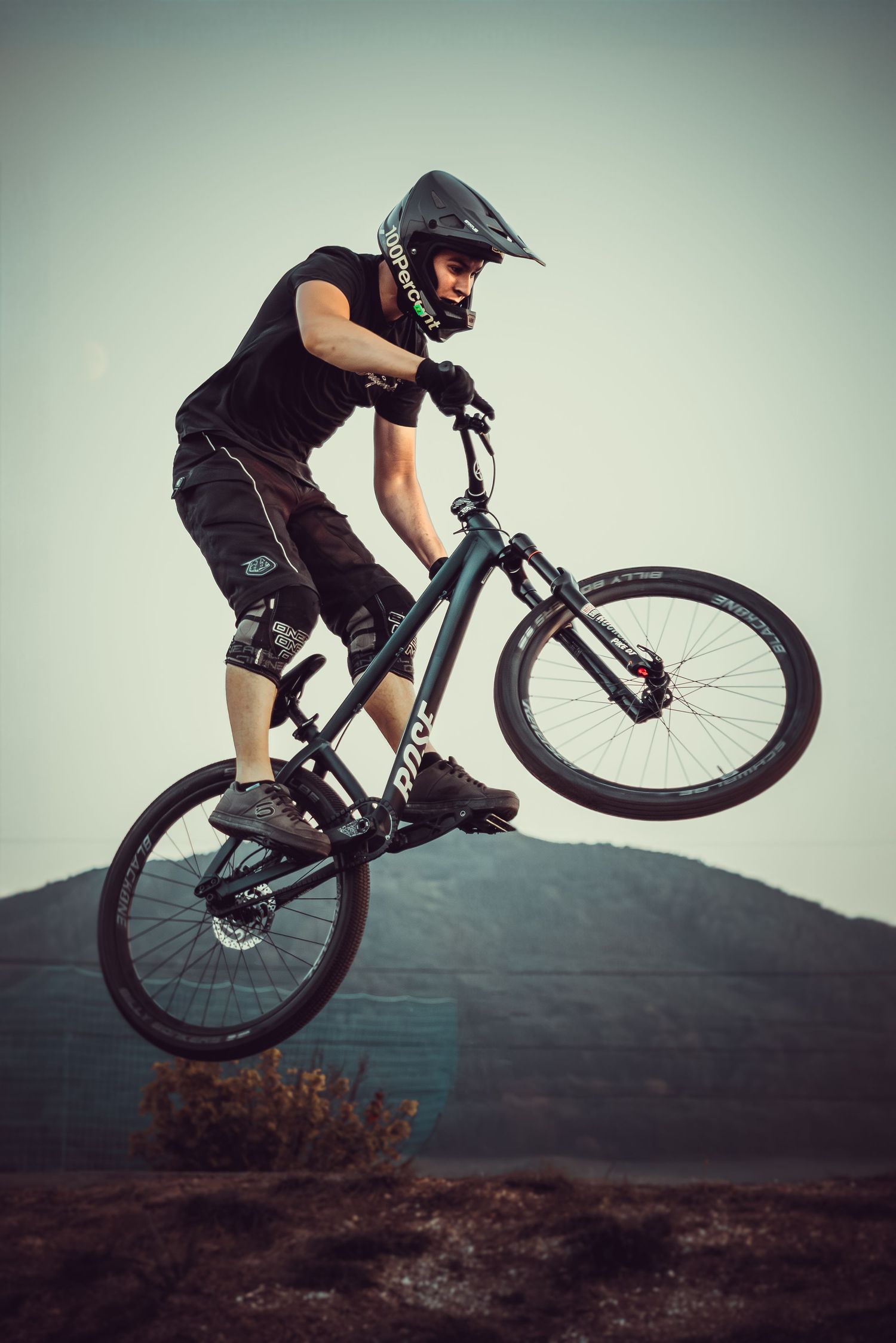 cyklista pri skoku v prírode